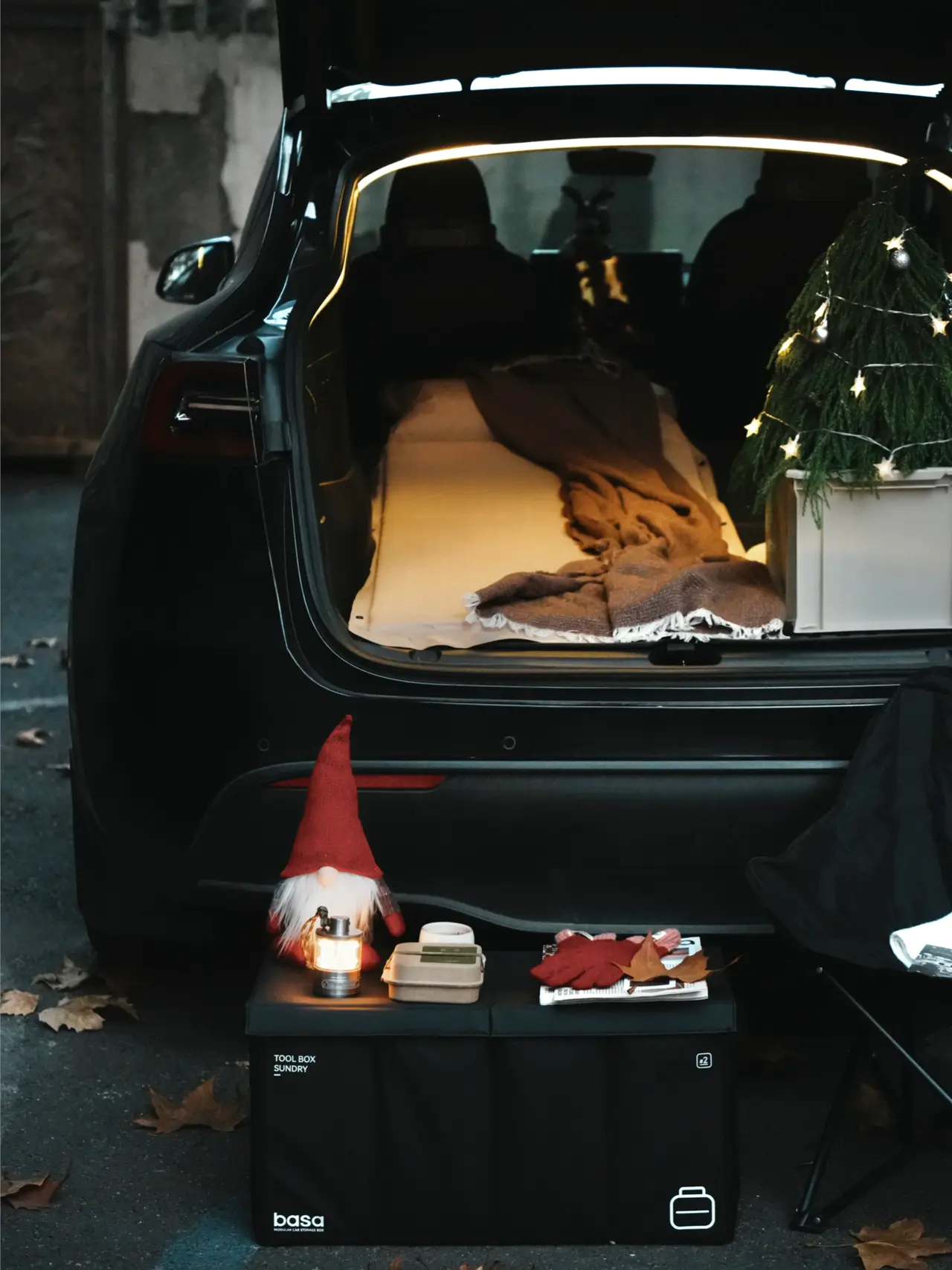 🔴𝚃𝚎𝚜𝚕𝚊|“循环在自己的喜欢里” 梧桐叶缓缓飘落的午后,
打开后备箱——露营椅,
一杯桂花茶,一小棵圣诞树。
不多,却足够让这个十二月的缝隙透进光。
风穿过枝桠,
沙沙声里藏着时间的密语。
最简单的拥有,
往往最接近自由。
在循环的日常里,
打捞属于自己的粼粼波光。
#汽车博主 #特斯拉 #女生车内饰 #12月 #圣诞氛围 #圣诞树装饰 #特斯拉modely #女性成长 #碎片是生活的记录 #后备箱露营 @➰YY.