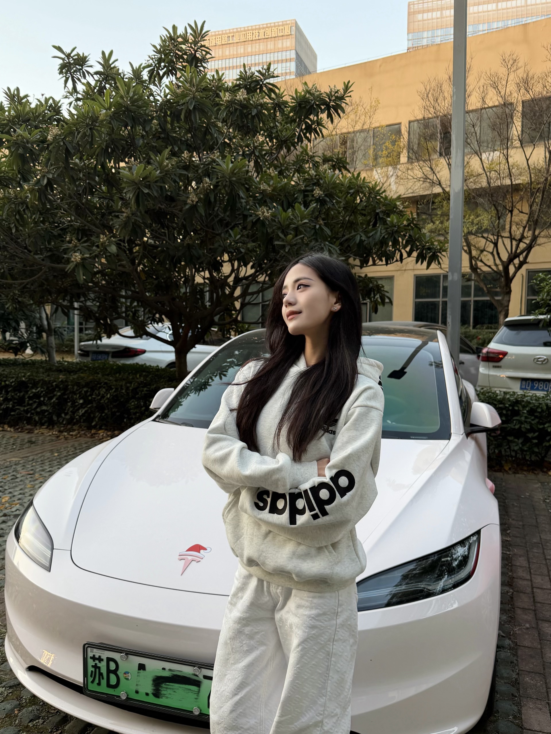 女大学生与小粉Tesla💞 幸福的大学生活莫过于大四没课开车出去玩 毕竟学校离新街口真的太偏了[自拍R]#女大学生 #plog #Tesla #改色 @xiaoA爱菜包