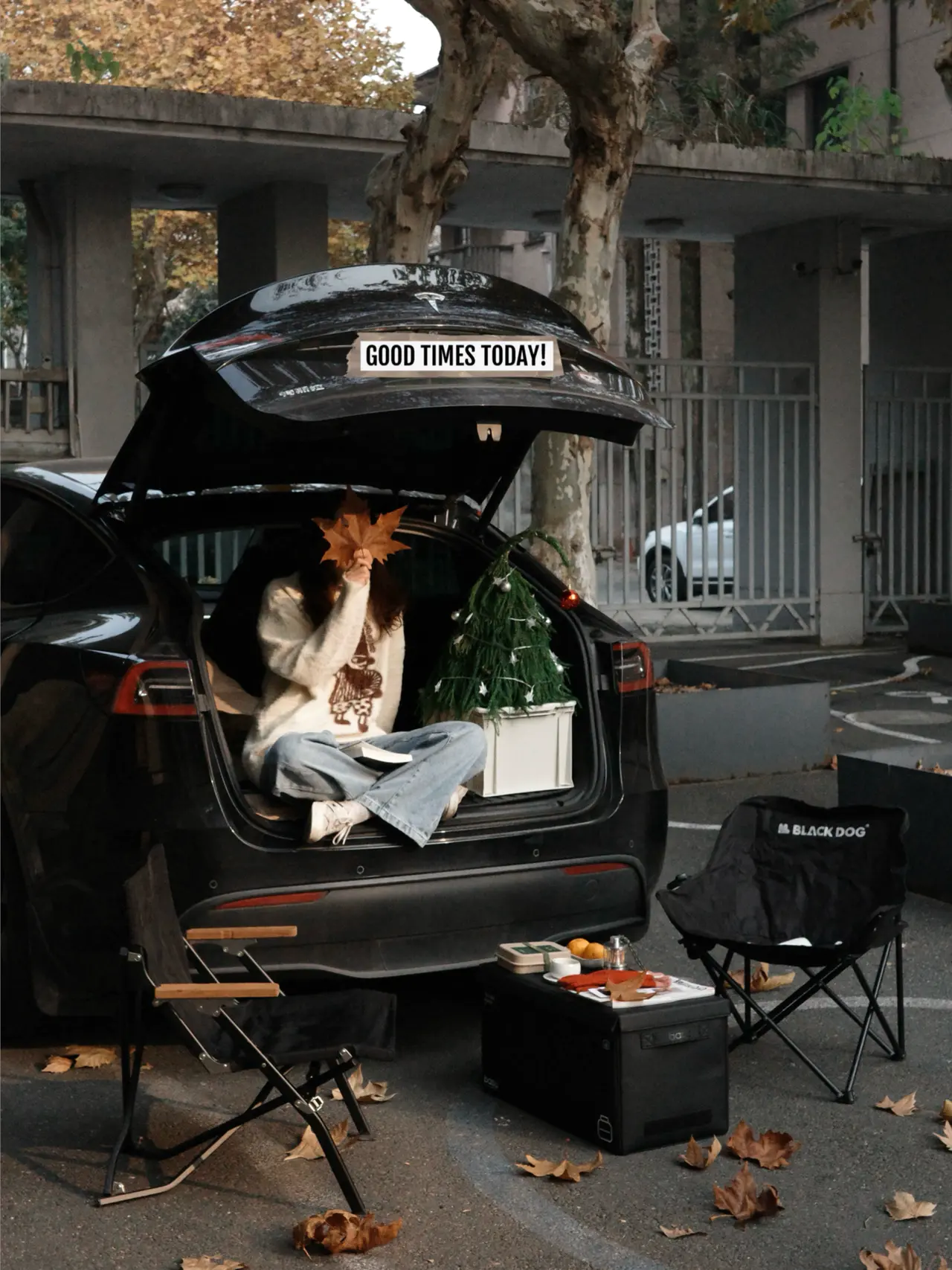 🔴𝚃𝚎𝚜𝚕𝚊|“循环在自己的喜欢里” 梧桐叶缓缓飘落的午后,
打开后备箱——露营椅,
一杯桂花茶,一小棵圣诞树。
不多,却足够让这个十二月的缝隙透进光。
风穿过枝桠,
沙沙声里藏着时间的密语。
最简单的拥有,
往往最接近自由。
在循环的日常里,
打捞属于自己的粼粼波光。
#汽车博主 #特斯拉 #女生车内饰 #12月 #圣诞氛围 #圣诞树装饰 #特斯拉modely #女性成长 #碎片是生活的记录 #后备箱露营 @➰YY.