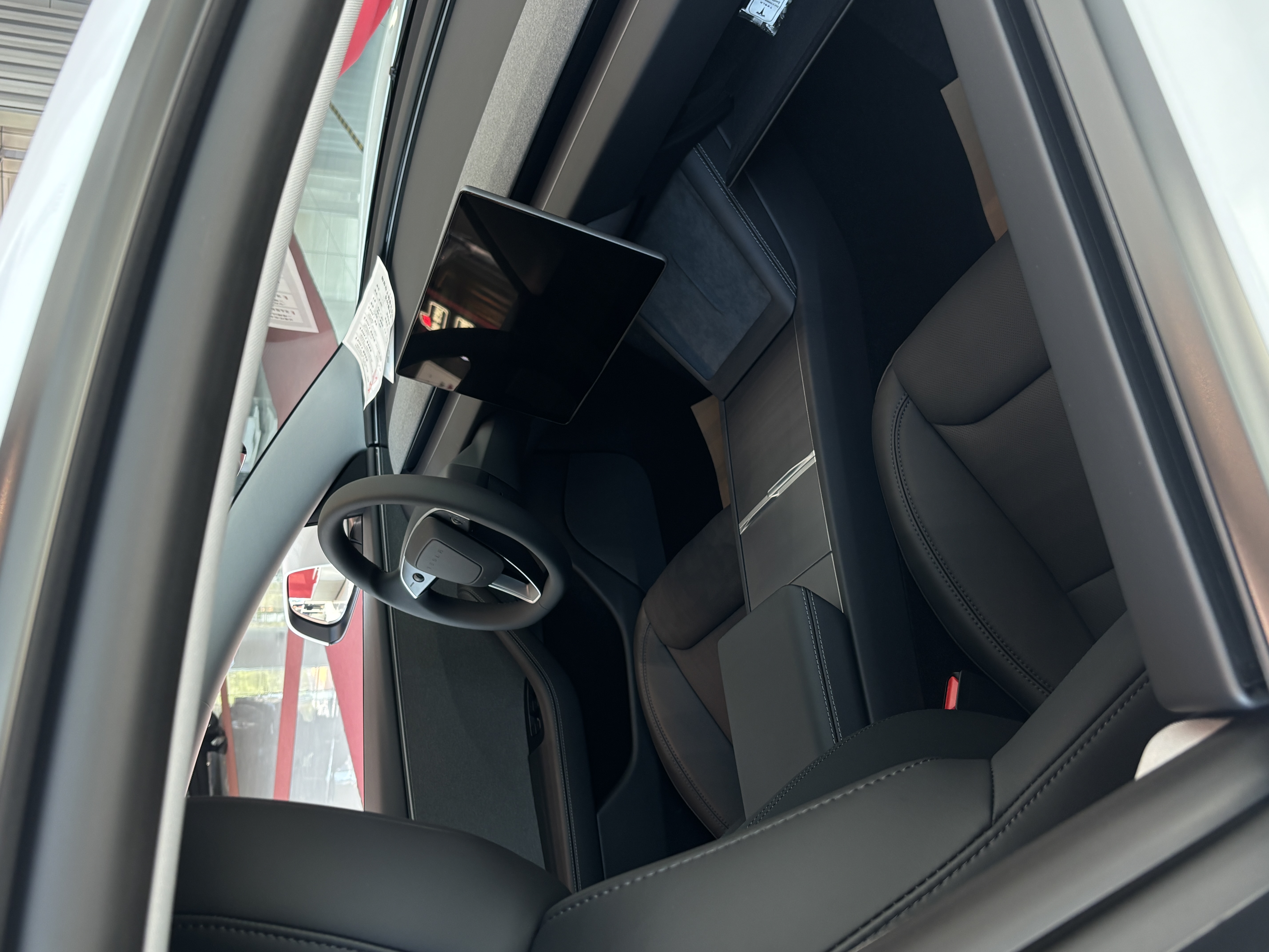 恭喜特斯拉！多了一个漂亮可爱的女车主！ 26岁靠自己拿下！
（花费在p5 当大人真的好贵🥹不过养车成本还可以 50多块钱充电能开400km）
-
一辆车20多w
冬天上班自己开车在车里吹暖风喝热拿铁值10w
带着爸妈和狗狗出去玩值10w
-
买车提车整个过程都自己一个人去操作
甚至买车前只开过三次车
选保险、选配件、上牌、租车位这些是自己去了解做攻略落实好的
感觉自己真是强大的“单亲妈妈”（猫狗的妈🫶
-
一个周末就开了快400km
带琼琼去了好多地方 还送舍友姐妹去高铁站 接朋友下班 带朋友出去玩
真的好好开 买车很值得！
#特别心动的车 #model3 #提车 #提车大吉 #提车需要满满仪式感 @芒果小鹿