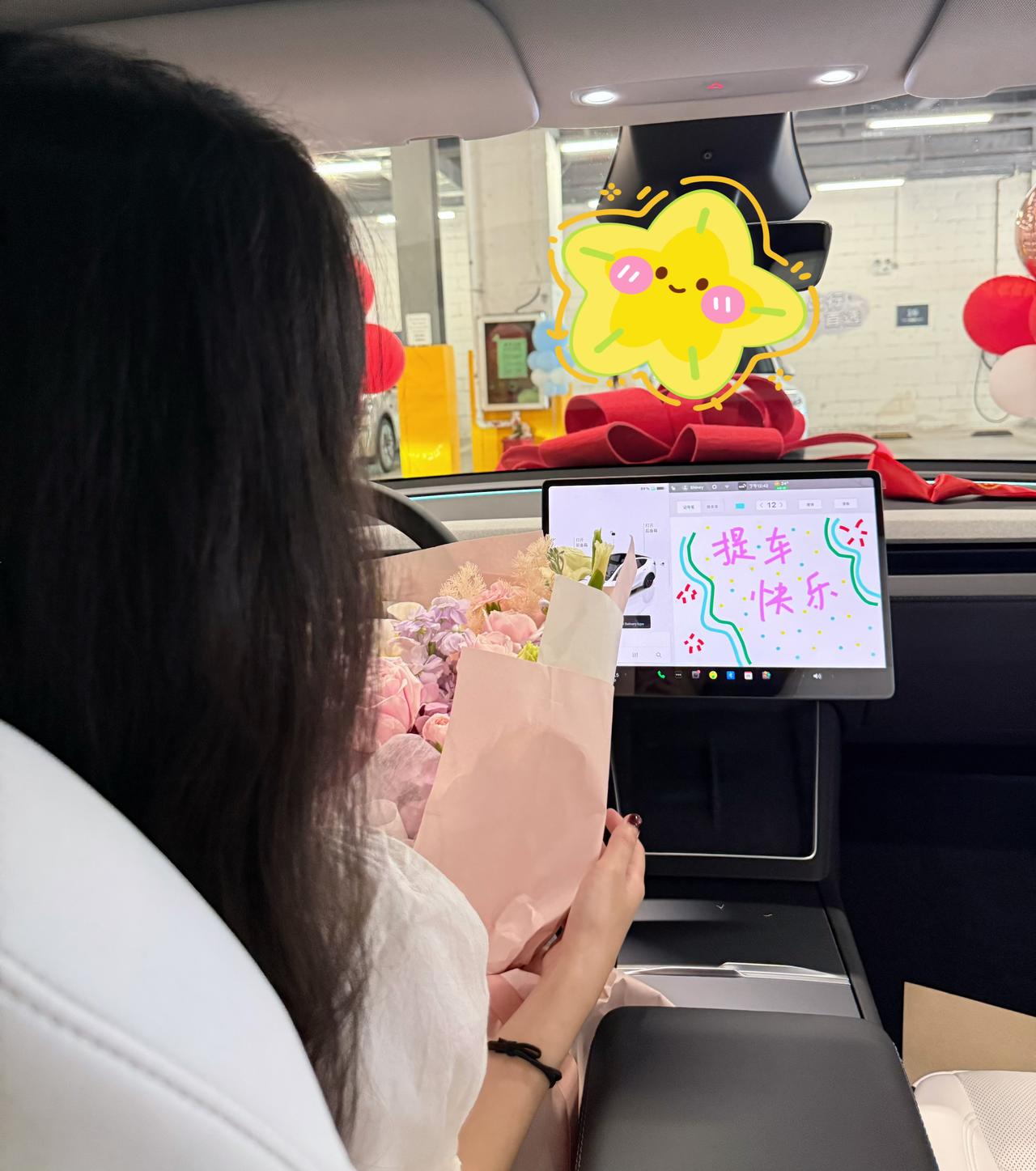 99年未婚未育,给自己的野心交了份答卷 在深圳追赶了三年的风
今天终于把日落装进了全景天窗里
26岁,不必等谁的副驾
靠自己有了一个移动小家
方向盘在自己手里,路才格外明亮
从此通勤路上有晚霞作伴
周末的沿海公路等我去冒险
这抹纯净的白,是写给独立生活的诗
#深圳女孩 #特斯拉 #女生买车 @星空