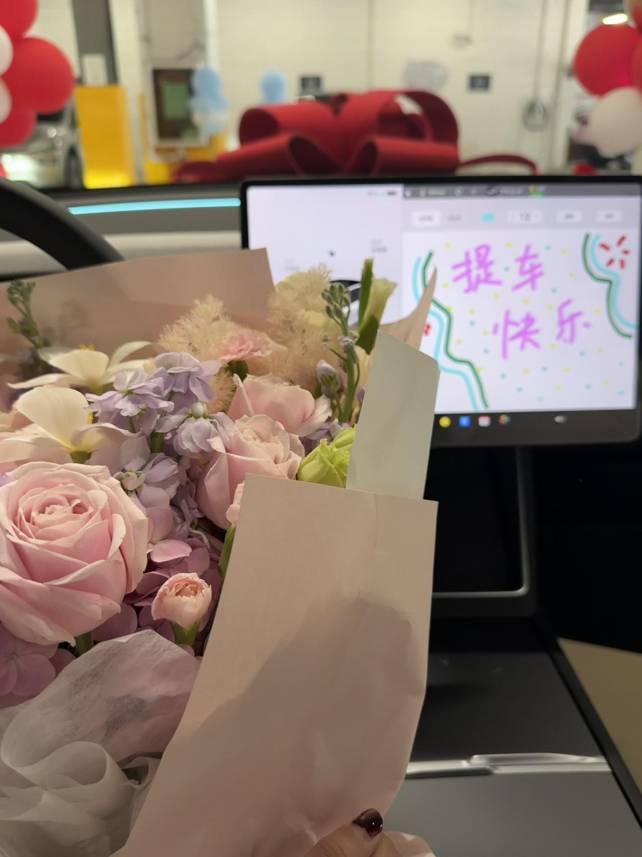 99年未婚未育,给自己的野心交了份答卷 在深圳追赶了三年的风
今天终于把日落装进了全景天窗里
26岁,不必等谁的副驾
靠自己有了一个移动小家
方向盘在自己手里,路才格外明亮
从此通勤路上有晚霞作伴
周末的沿海公路等我去冒险
这抹纯净的白,是写给独立生活的诗
#深圳女孩 #特斯拉 #女生买车 @星空