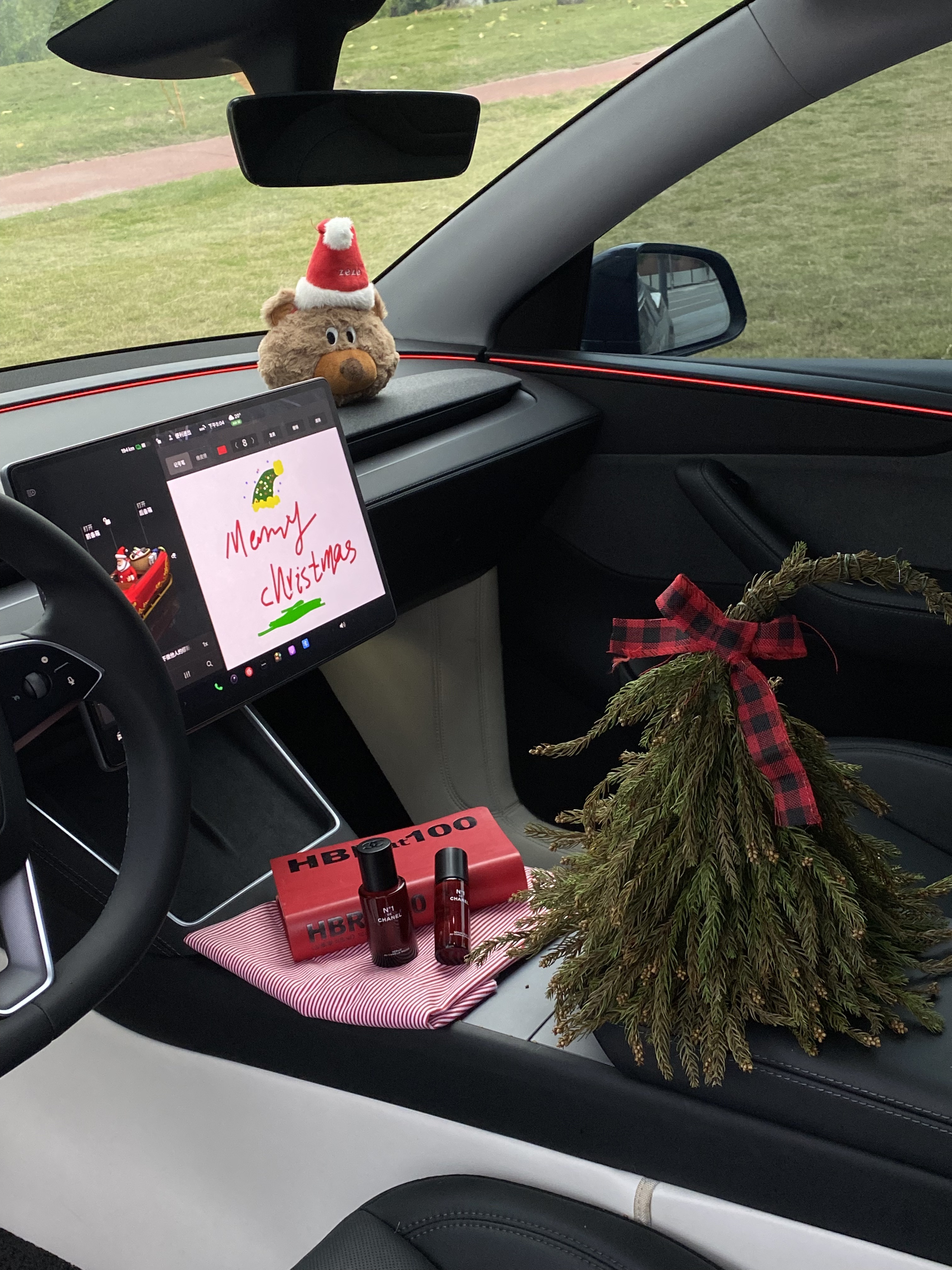 Tesla🎄｜❤️带狗子🐶体验圣诞座驾~ 圣诞的仪式感~
是和我的“小乘客”🐶在移动城堡里独享这一刻
车里暖暖的 放着《Last Christmas 》🍎
她好奇地望向窗外
对我而言 最好的圣诞礼物🎁
不是袜子🧦里的惊喜
而是副驾驶上 它毫无保留的信任与陪伴💕
愿这个冬天❄️的温暖 都由我们一同驶过~
.
圣诞树🎄是自己手工做的
打开特斯拉的圣诞模式
再用画板画些自己喜欢的图案
放一些装饰就有节日氛围啦!🥰
#新人汽车博主 #汽车博主#特斯拉女车主  #女生车里有什么 #女生副驾驶 #我的爱车日常 #定格车内氛围感 #提前被圣诞的浪漫包围 #圣诞拍照 #车内拍照 @西瓜宅车里