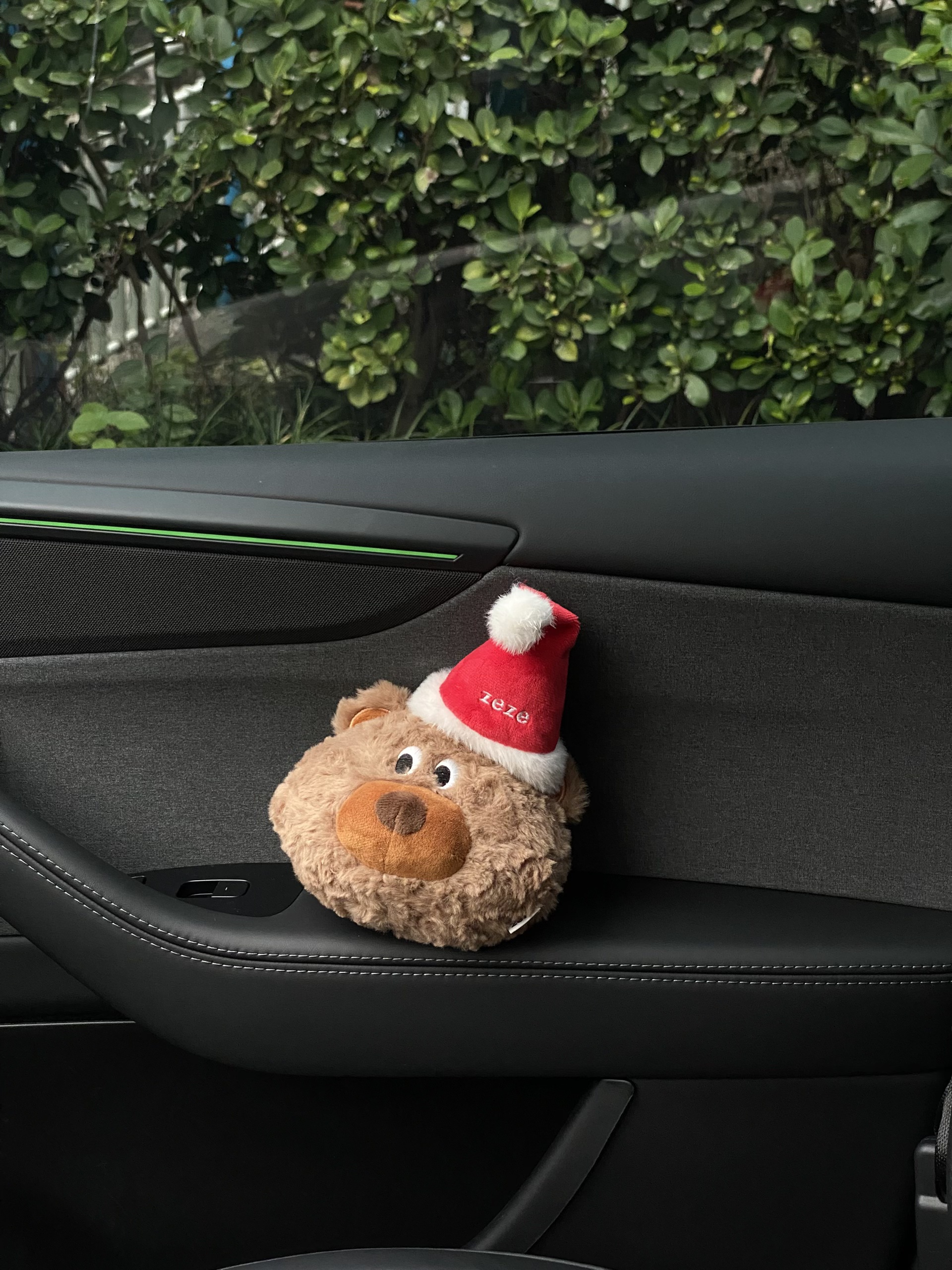 Tesla🎄｜❤️带狗子🐶体验圣诞座驾~ 圣诞的仪式感~
是和我的“小乘客”🐶在移动城堡里独享这一刻
车里暖暖的 放着《Last Christmas 》🍎
她好奇地望向窗外
对我而言 最好的圣诞礼物🎁
不是袜子🧦里的惊喜
而是副驾驶上 它毫无保留的信任与陪伴💕
愿这个冬天❄️的温暖 都由我们一同驶过~
.
圣诞树🎄是自己手工做的
打开特斯拉的圣诞模式
再用画板画些自己喜欢的图案
放一些装饰就有节日氛围啦!🥰
#新人汽车博主 #汽车博主#特斯拉女车主  #女生车里有什么 #女生副驾驶 #我的爱车日常 #定格车内氛围感 #提前被圣诞的浪漫包围 #圣诞拍照 #车内拍照 @西瓜宅车里