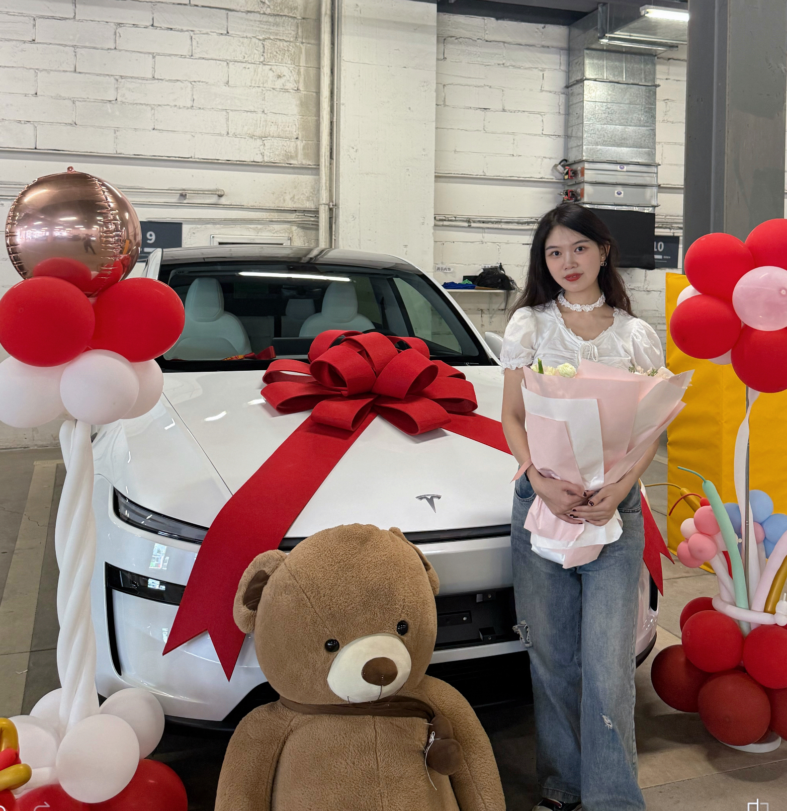 99年未婚未育，给自己的野心交了份答卷 在深圳追赶了三年的风
今天终于把日落装进了全景天窗里
26岁，不必等谁的副驾
靠自己有了一个移动小家
方向盘在自己手里，路才格外明亮
从此通勤路上有晚霞作伴
周