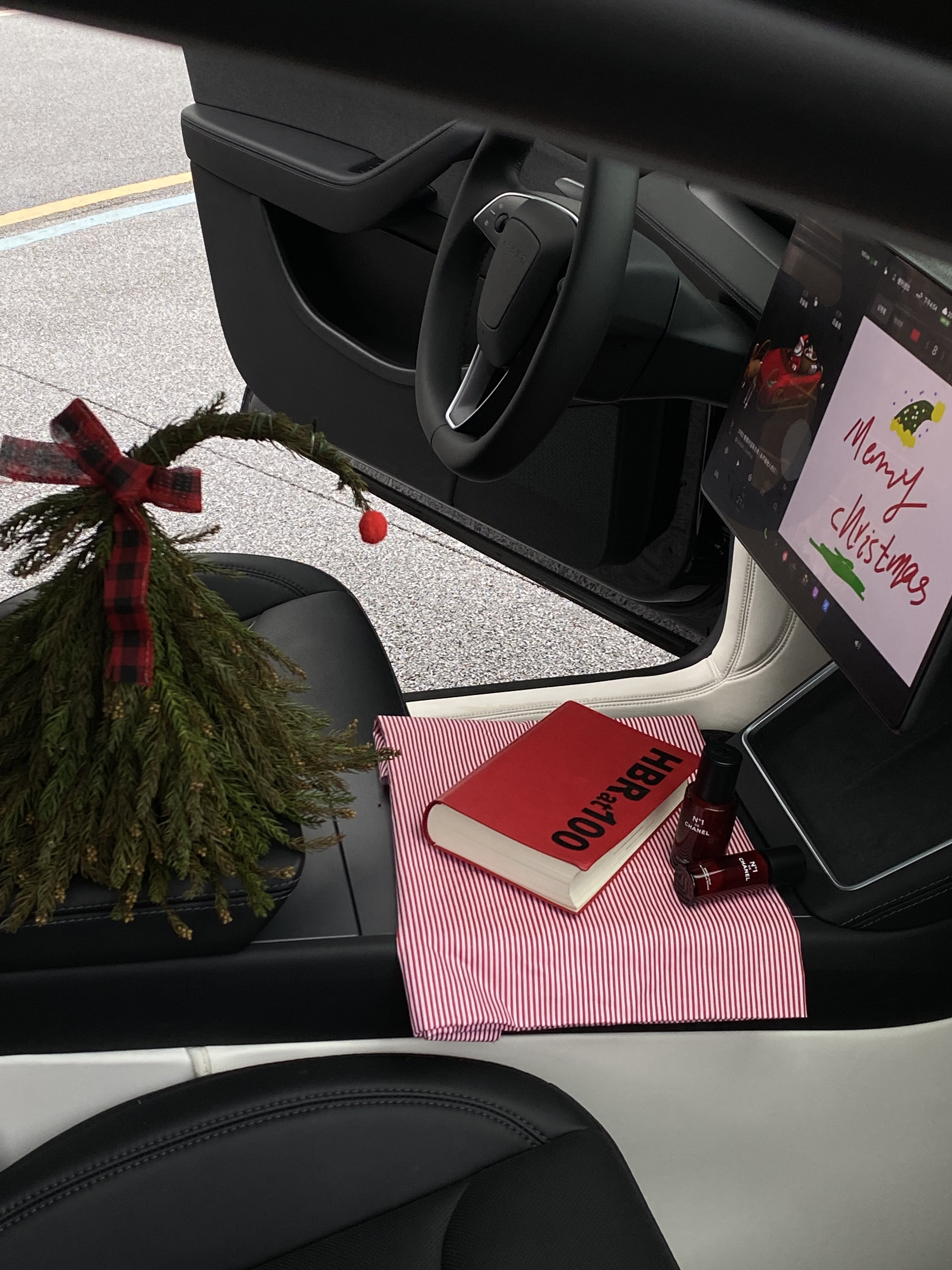 Tesla🎄｜❤️带狗子🐶体验圣诞座驾~ 圣诞的仪式感~
是和我的“小乘客”🐶在移动城堡里独享这一刻
车里暖暖的 放着《Last Christmas 》🍎
她好奇地望向窗外
对我而言 最好的圣诞礼物🎁
不是袜子🧦里的惊喜
而是副驾驶上 它毫无保留的信任与陪伴💕
愿这个冬天❄️的温暖 都由我们一同驶过~
.
圣诞树🎄是自己手工做的
打开特斯拉的圣诞模式
再用画板画些自己喜欢的图案
放一些装饰就有节日氛围啦!🥰
#新人汽车博主 #汽车博主#特斯拉女车主  #女生车里有什么 #女生副驾驶 #我的爱车日常 #定格车内氛围感 #提前被圣诞的浪漫包围 #圣诞拍照 #车内拍照 @西瓜宅车里