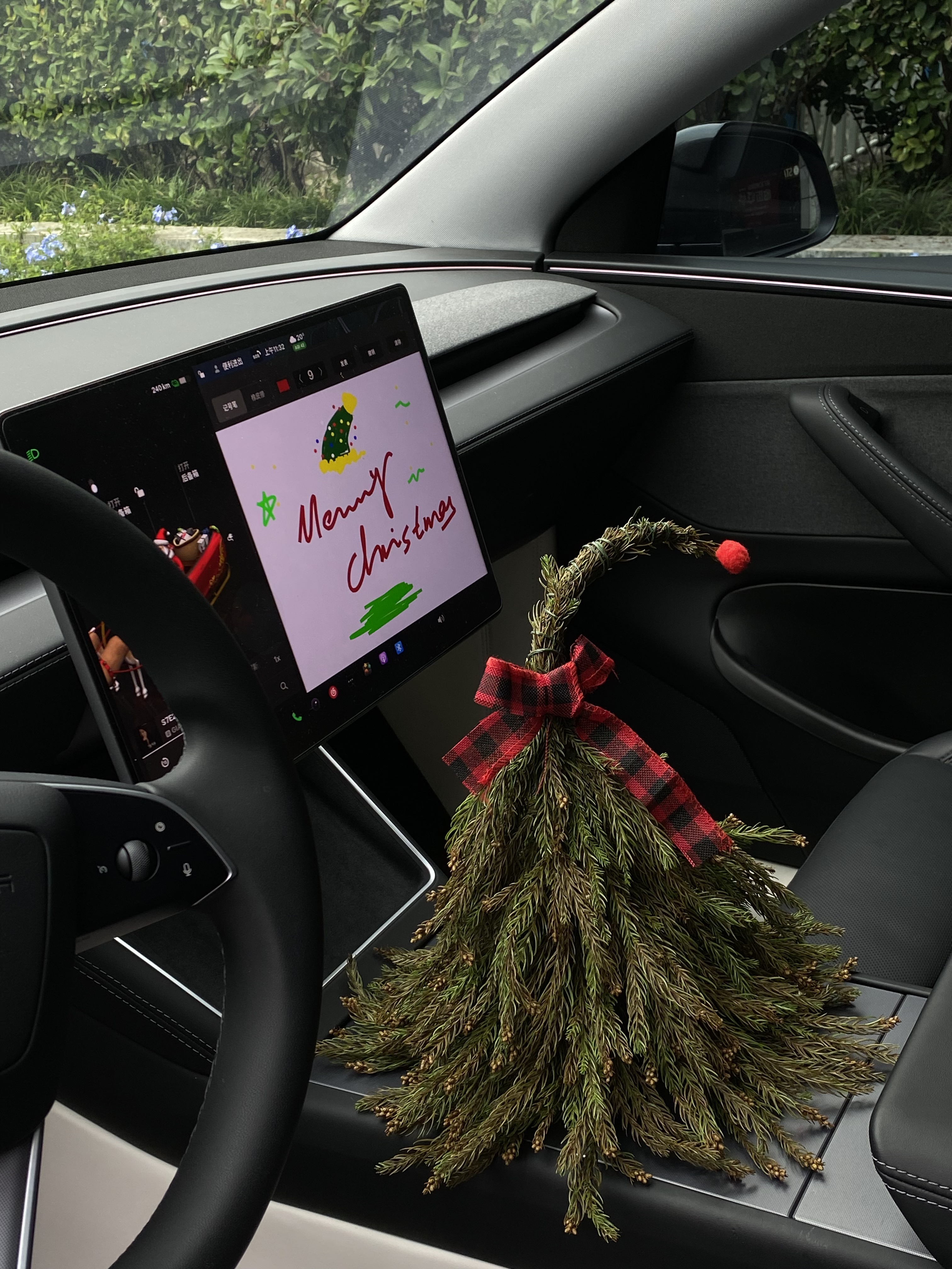 Tesla🎄｜❤️带狗子🐶体验圣诞座驾~ 圣诞的仪式感~
是和我的“小乘客”🐶在移动城堡里独享这一刻
车里暖暖的 放着《Last Christmas 》🍎
她好奇地望向窗外
对我而言 最好的圣诞礼物🎁
不是袜子🧦里的惊喜
而是副驾驶上 它毫无保留的信任与陪伴💕
愿这个冬天❄️的温暖 都由我们一同驶过~
.
圣诞树🎄是自己手工做的
打开特斯拉的圣诞模式
再用画板画些自己喜欢的图案
放一些装饰就有节日氛围啦!🥰
#新人汽车博主 #汽车博主#特斯拉女车主  #女生车里有什么 #女生副驾驶 #我的爱车日常 #定格车内氛围感 #提前被圣诞的浪漫包围 #圣诞拍照 #车内拍照 @西瓜宅车里