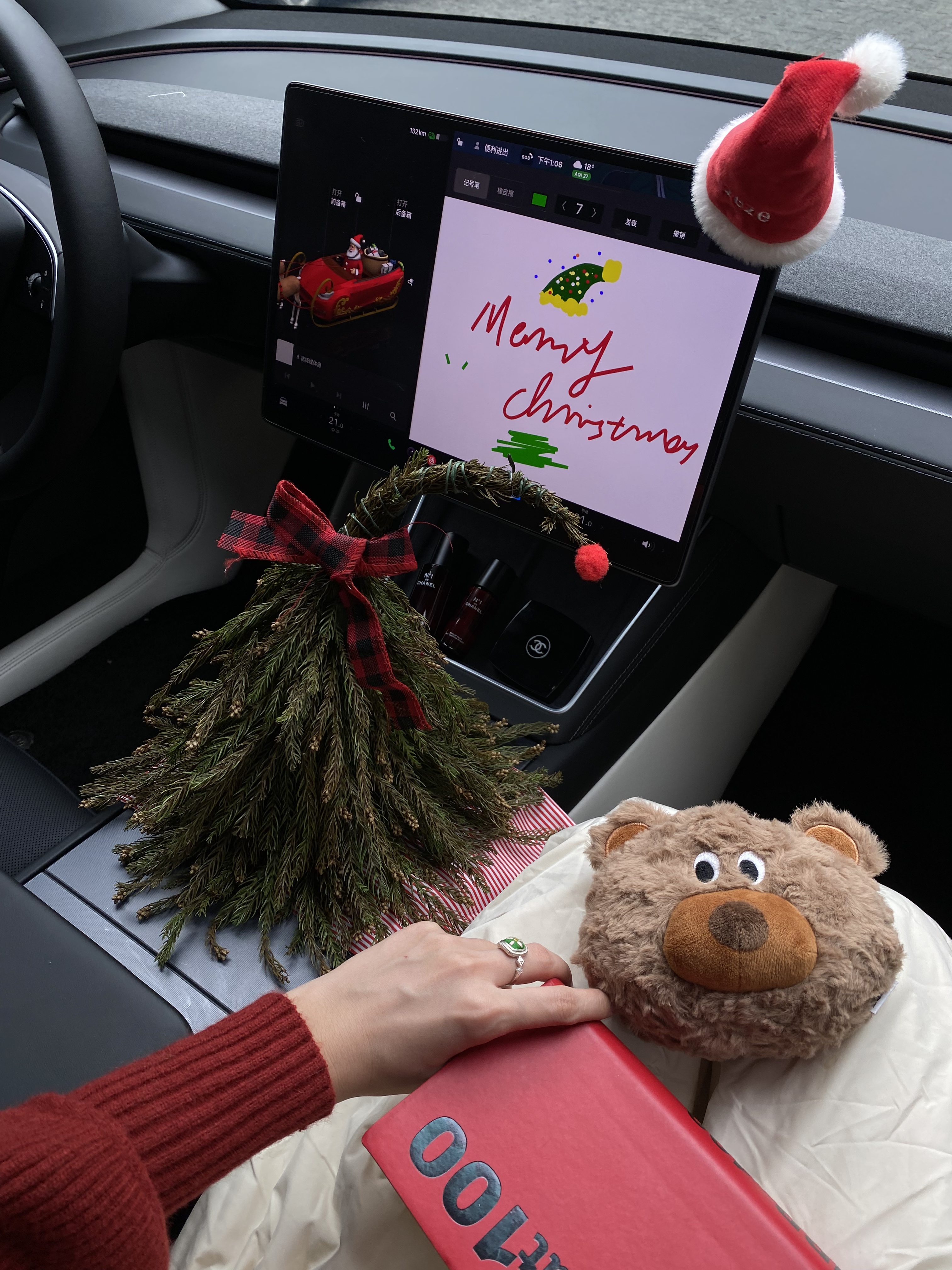 Tesla🎄｜❤️带狗子🐶体验圣诞座驾~ 圣诞的仪式感~
是和我的“小乘客”🐶在移动城堡里独享这一刻
车里暖暖的 放着《Last Christmas 》🍎
她好奇地望向窗外
对我而言 最好的圣诞礼物🎁
不是袜子🧦里的惊喜
而是副驾驶上 它毫无保留的信任与陪伴💕
愿这个冬天❄️的温暖 都由我们一同驶过~
.
圣诞树🎄是自己手工做的
打开特斯拉的圣诞模式
再用画板画些自己喜欢的图案
放一些装饰就有节日氛围啦!🥰
#新人汽车博主 #汽车博主#特斯拉女车主  #女生车里有什么 #女生副驾驶 #我的爱车日常 #定格车内氛围感 #提前被圣诞的浪漫包围 #圣诞拍照 #车内拍照 @西瓜宅车里