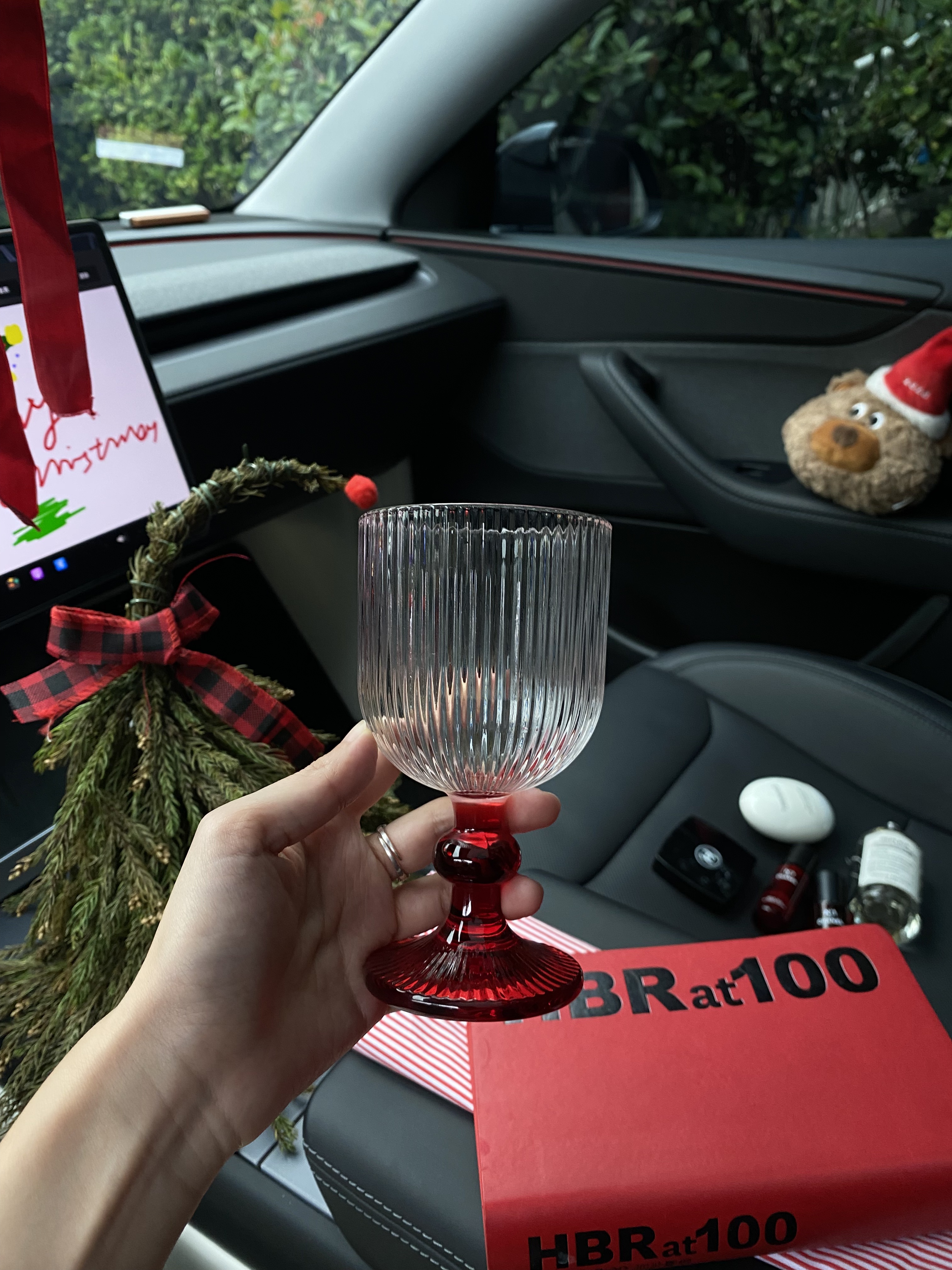 Tesla🎄｜❤️带狗子🐶体验圣诞座驾~ 圣诞的仪式感~
是和我的“小乘客”🐶在移动城堡里独享这一刻
车里暖暖的 放着《Last Christmas 》🍎
她好奇地望向窗外
对我而言 最好的圣诞礼物🎁
不是袜子🧦里的惊喜
而是副驾驶上 它毫无保留的信任与陪伴💕
愿这个冬天❄️的温暖 都由我们一同驶过~
.
圣诞树🎄是自己手工做的
打开特斯拉的圣诞模式
再用画板画些自己喜欢的图案
放一些装饰就有节日氛围啦!🥰
#新人汽车博主 #汽车博主#特斯拉女车主  #女生车里有什么 #女生副驾驶 #我的爱车日常 #定格车内氛围感 #提前被圣诞的浪漫包围 #圣诞拍照 #车内拍照 @西瓜宅车里