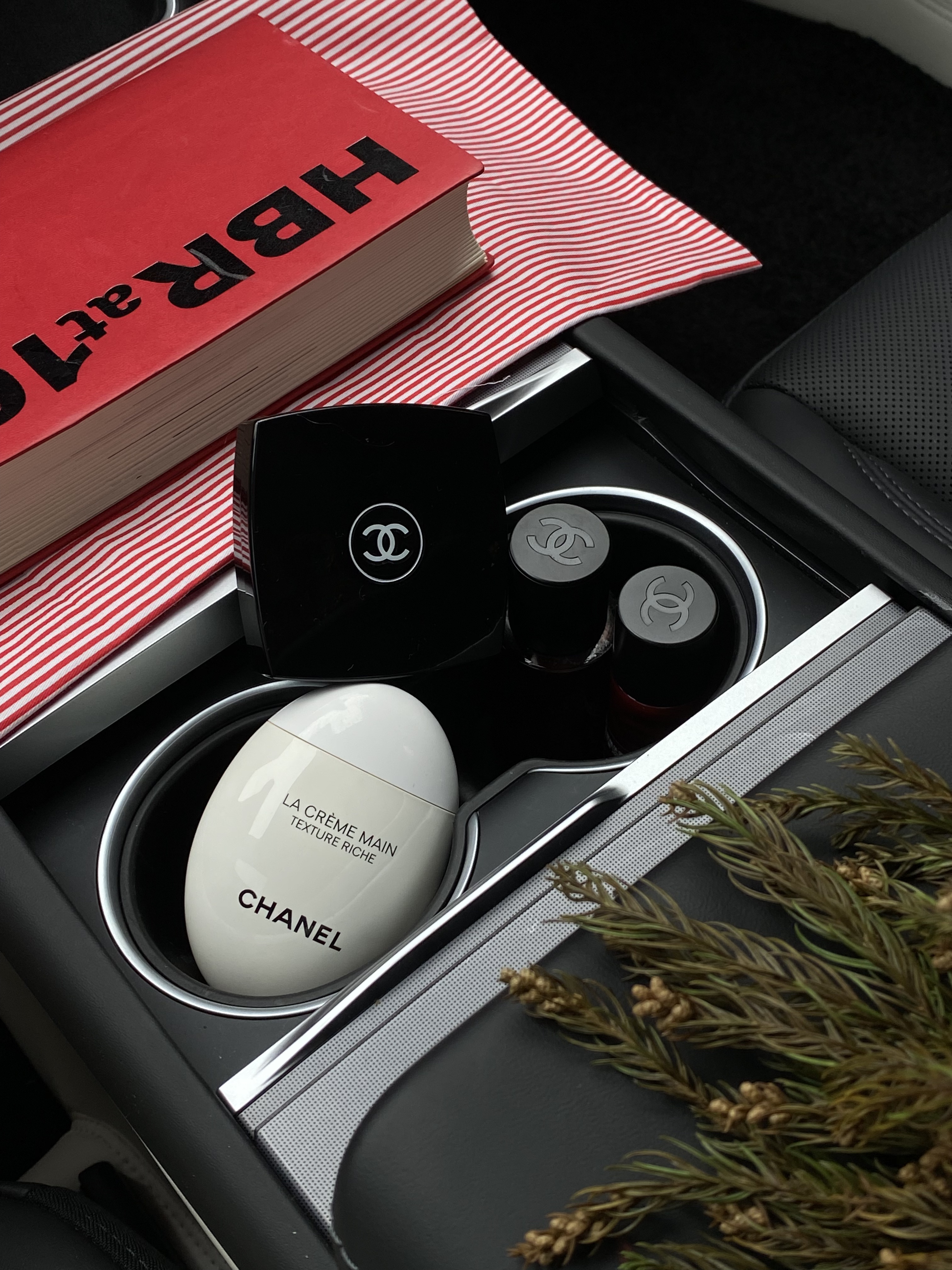 Tesla🎄｜❤️带狗子🐶体验圣诞座驾~ 圣诞的仪式感~
是和我的“小乘客”🐶在移动城堡里独享这一刻
车里暖暖的 放着《Last Christmas 》🍎
她好奇地望向窗外
对我而言 最好的圣诞礼物🎁
不是袜子🧦里的惊喜
而是副驾驶上 它毫无保留的信任与陪伴💕
愿这个冬天❄️的温暖 都由我们一同驶过~
.
圣诞树🎄是自己手工做的
打开特斯拉的圣诞模式
再用画板画些自己喜欢的图案
放一些装饰就有节日氛围啦!🥰
#新人汽车博主 #汽车博主#特斯拉女车主  #女生车里有什么 #女生副驾驶 #我的爱车日常 #定格车内氛围感 #提前被圣诞的浪漫包围 #圣诞拍照 #车内拍照 @西瓜宅车里