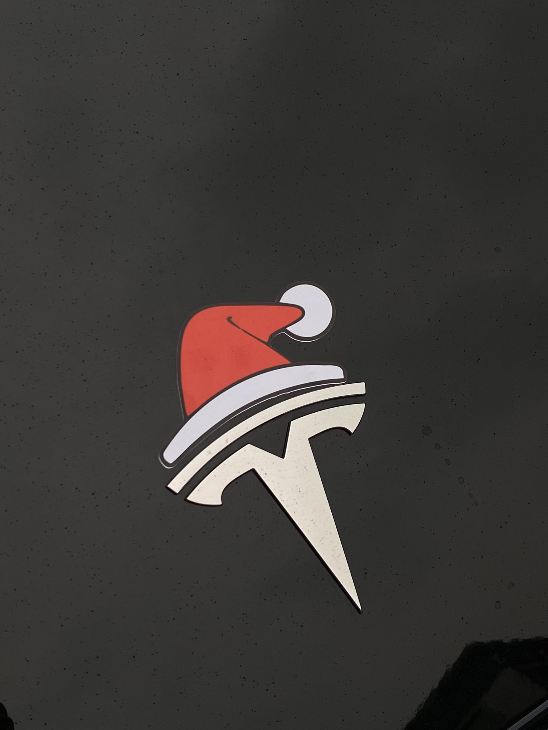 Tesla🎄｜❤️带狗子🐶体验圣诞座驾~ 圣诞的仪式感~
是和我的“小乘客”🐶在移动城堡里独享这一刻
车里暖暖的 放着《Last Christmas 》🍎
她好奇地望向窗外
对我而言 最好的圣诞礼物🎁
不是袜子🧦里的惊喜
而是副驾驶上 它毫无保留的信任与陪伴💕
愿这个冬天❄️的温暖 都由我们一同驶过~
.
圣诞树🎄是自己手工做的
打开特斯拉的圣诞模式
再用画板画些自己喜欢的图案
放一些装饰就有节日氛围啦!🥰
#新人汽车博主 #汽车博主#特斯拉女车主  #女生车里有什么 #女生副驾驶 #我的爱车日常 #定格车内氛围感 #提前被圣诞的浪漫包围 #圣诞拍照 #车内拍照 @西瓜宅车里