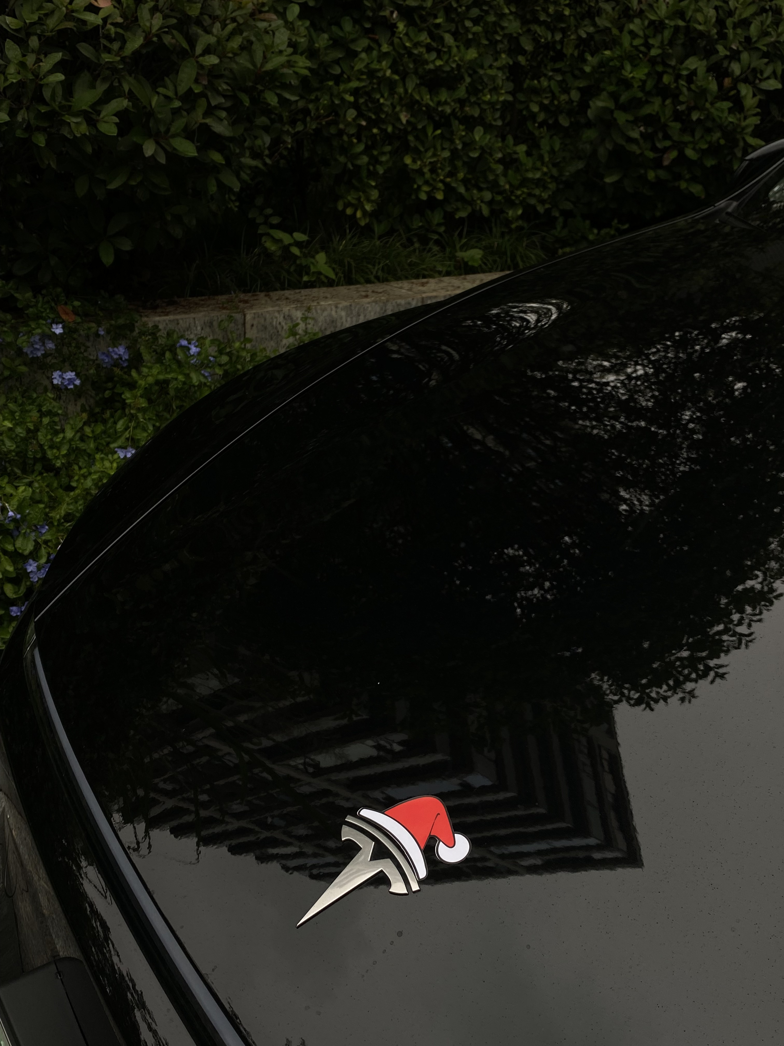 Tesla🎄｜❤️带狗子🐶体验圣诞座驾~ 圣诞的仪式感~
是和我的“小乘客”🐶在移动城堡里独享这一刻
车里暖暖的 放着《Last Christmas 》🍎
她好奇地望向窗外
对我而言 最好的圣诞礼物🎁
不是袜子🧦里的惊喜
而是副驾驶上 它毫无保留的信任与陪伴💕
愿这个冬天❄️的温暖 都由我们一同驶过~
.
圣诞树🎄是自己手工做的
打开特斯拉的圣诞模式
再用画板画些自己喜欢的图案
放一些装饰就有节日氛围啦!🥰
#新人汽车博主 #汽车博主#特斯拉女车主  #女生车里有什么 #女生副驾驶 #我的爱车日常 #定格车内氛围感 #提前被圣诞的浪漫包围 #圣诞拍照 #车内拍照 @西瓜宅车里