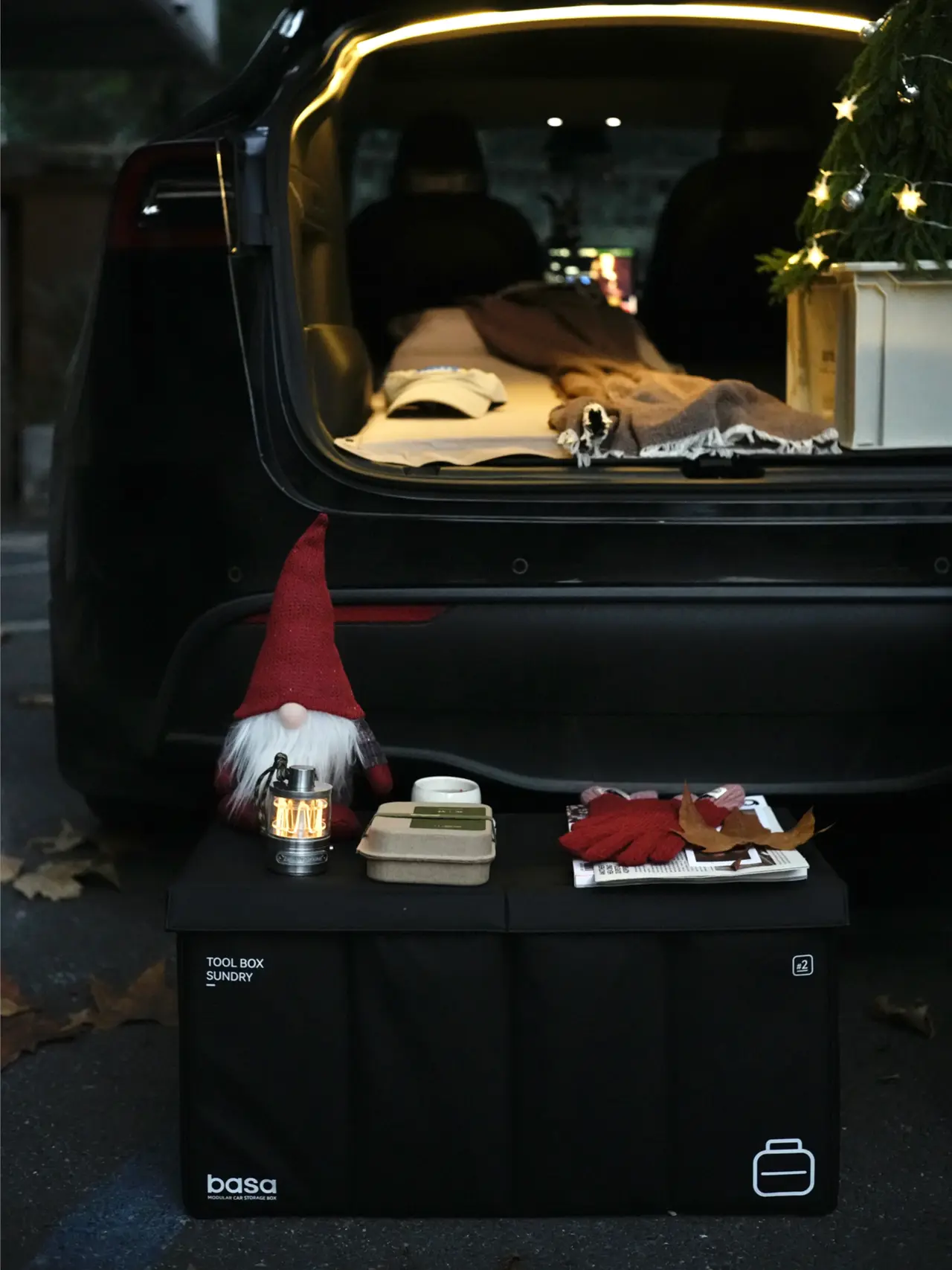 🔴𝚃𝚎𝚜𝚕𝚊|“愿初冬的阳光洒满生活” 冬天,是个万物沉淀的季节。
世界慢下来,连光线都变得慵懒。
人却容易在这时候,
清晰地感知到幸福的存在。
和同事打开后备箱,摆上露营椅。
泡一壶热茶,坐在渐渐西斜的阳光里。
只是这样坐着,感受风轻、茶温、叶落。
在万物沉寂的季节里,
听见自己心里那细碎而清晰的回响。
停下来,只是感受。
🌿 冬天快乐,
愿你也有这样一个被阳光抚摸的午后。
#或许今年的冬天更值得期待 #汽车博主 #特斯拉 #女生车内饰 #特斯拉modely #后备箱露营 #汽车露营 #圣诞氛围 #风开始有冬天的味道了 #女性成长 @➰YY.