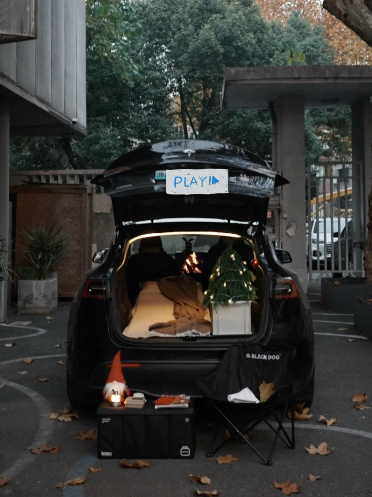 🔴𝚃𝚎𝚜𝚕𝚊|“愿初冬的阳光洒满生活” 冬天,是个万物沉淀的季节。
世界慢下来,连光线都变得慵懒。
人却容易在这时候,
清晰地感知到幸福的存在。
和同事打开后备箱,摆上露营椅。
泡一壶热茶,坐在渐渐西斜的阳光里。
只是这样坐着,感受风轻、茶温、叶落。
在万物沉寂的季节里,
听见自己心里那细碎而清晰的回响。
停下来,只是感受。
🌿 冬天快乐,
愿你也有这样一个被阳光抚摸的午后。
#或许今年的冬天更值得期待 #汽车博主 #特斯拉 #女生车内饰 #特斯拉modely #后备箱露营 #汽车露营 #圣诞氛围 #风开始有冬天的味道了 #女性成长 @➰YY.