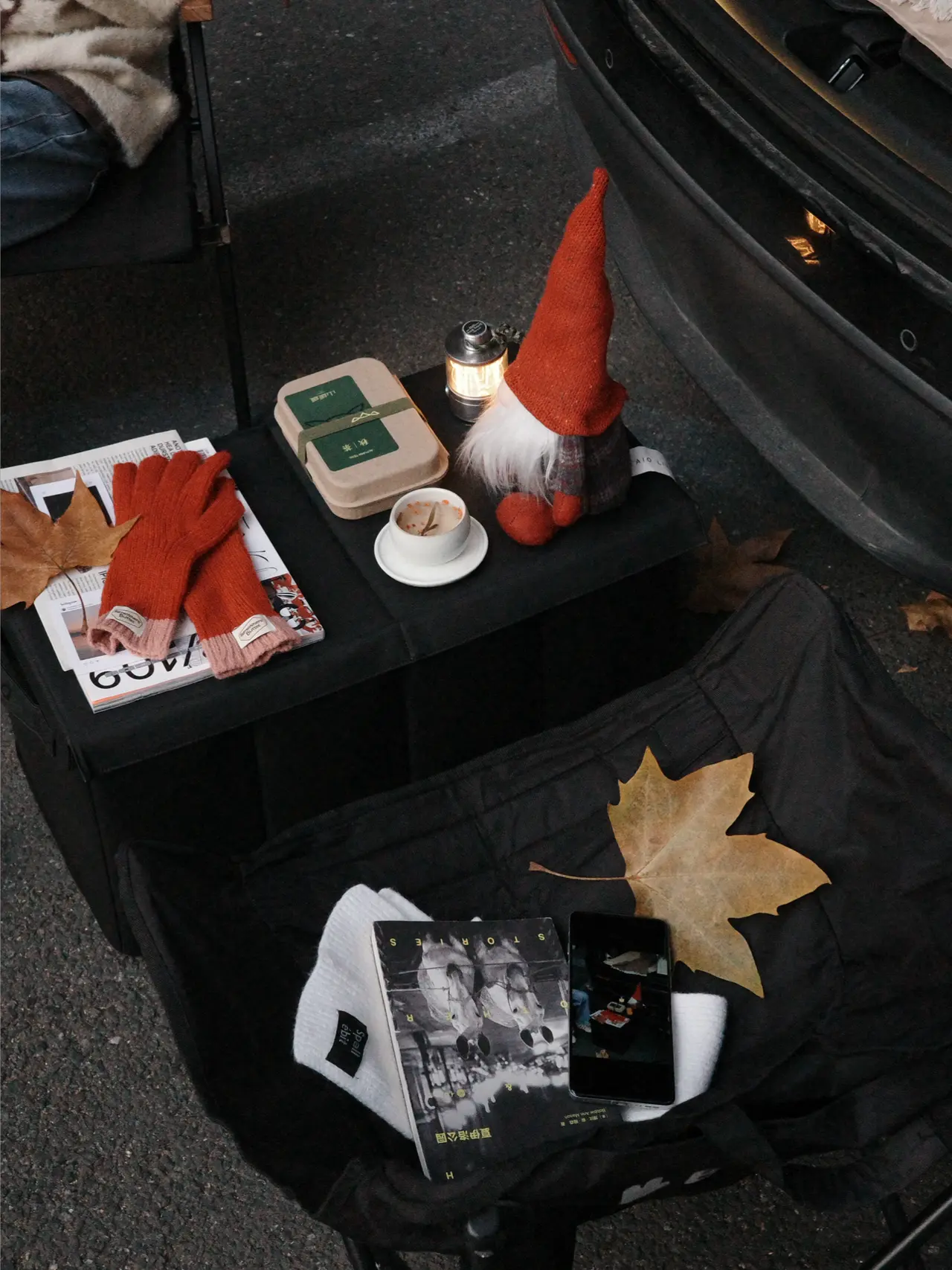 🔴𝚃𝚎𝚜𝚕𝚊|“愿初冬的阳光洒满生活” 冬天,是个万物沉淀的季节。
世界慢下来,连光线都变得慵懒。
人却容易在这时候,
清晰地感知到幸福的存在。
和同事打开后备箱,摆上露营椅。
泡一壶热茶,坐在渐渐西斜的阳光里。
只是这样坐着,感受风轻、茶温、叶落。
在万物沉寂的季节里,
听见自己心里那细碎而清晰的回响。
停下来,只是感受。
🌿 冬天快乐,
愿你也有这样一个被阳光抚摸的午后。
#或许今年的冬天更值得期待 #汽车博主 #特斯拉 #女生车内饰 #特斯拉modely #后备箱露营 #汽车露营 #圣诞氛围 #风开始有冬天的味道了 #女性成长 @➰YY.