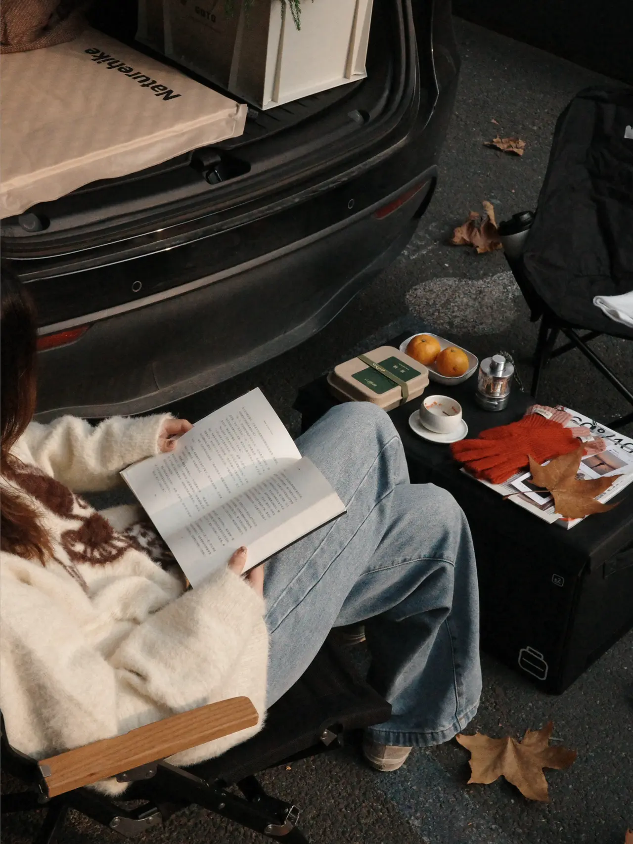 🔴𝚃𝚎𝚜𝚕𝚊|“愿初冬的阳光洒满生活” 冬天,是个万物沉淀的季节。
世界慢下来,连光线都变得慵懒。
人却容易在这时候,
清晰地感知到幸福的存在。
和同事打开后备箱,摆上露营椅。
泡一壶热茶,坐在渐渐西斜的阳光里。
只是这样坐着,感受风轻、茶温、叶落。
在万物沉寂的季节里,
听见自己心里那细碎而清晰的回响。
停下来,只是感受。
🌿 冬天快乐,
愿你也有这样一个被阳光抚摸的午后。
#或许今年的冬天更值得期待 #汽车博主 #特斯拉 #女生车内饰 #特斯拉modely #后备箱露营 #汽车露营 #圣诞氛围 #风开始有冬天的味道了 #女性成长 @➰YY.