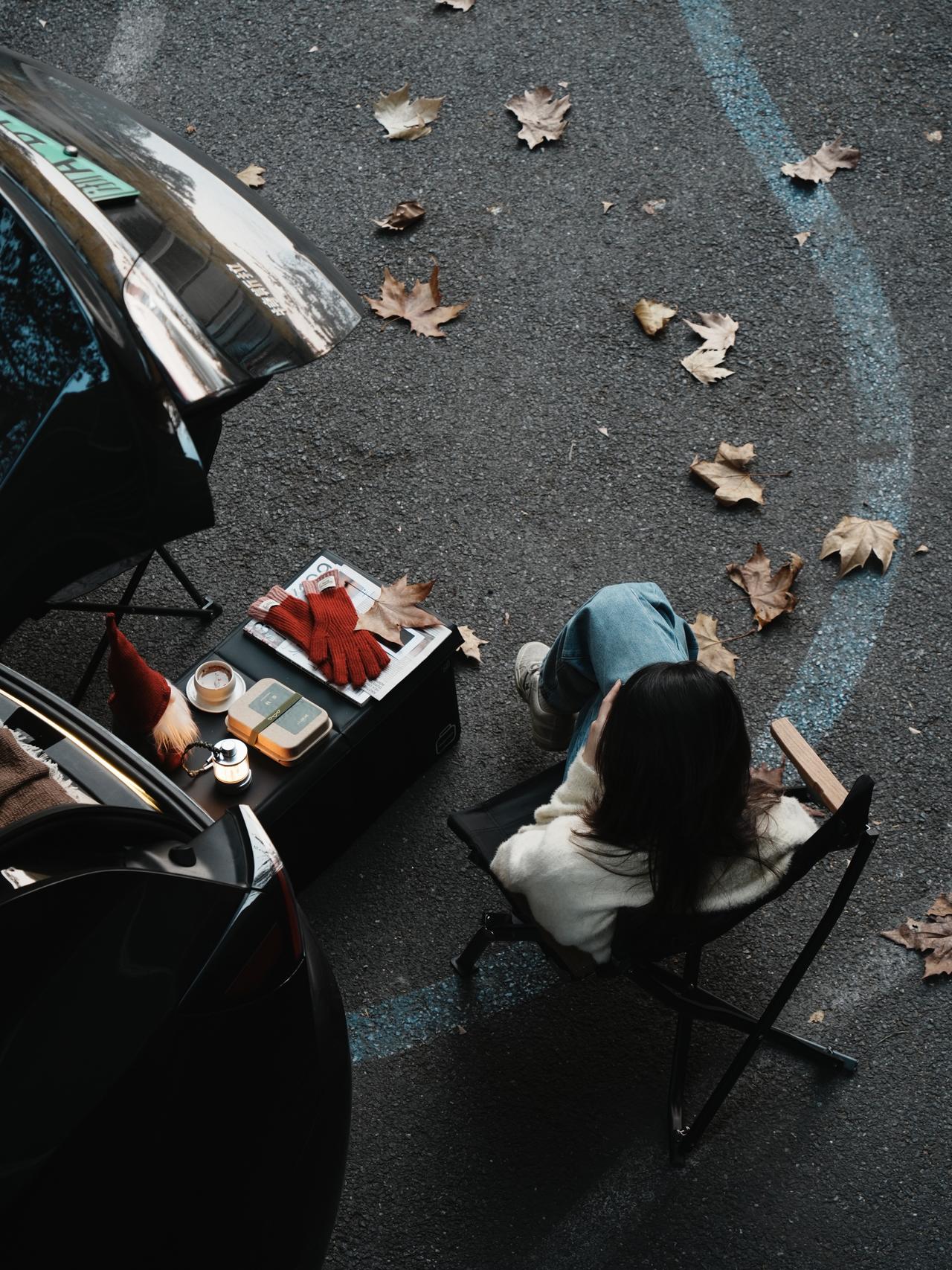 🔴𝚃𝚎𝚜𝚕𝚊|“愿初冬的阳光洒满生活” 冬天,是个万物沉淀的季节。
世界慢下来,连光线都变得慵懒。
人却容易在这时候,
清晰地感知到幸福的存在。
和同事打开后备箱,摆上露营椅。
泡一壶热茶,坐在渐渐西斜的阳光里。
只是这样坐着,感受风轻、茶温、叶落。
在万物沉寂的季节里,
听见自己心里那细碎而清晰的回响。
停下来,只是感受。
🌿 冬天快乐,
愿你也有这样一个被阳光抚摸的午后。
#或许今年的冬天更值得期待 #汽车博主 #特斯拉 #女生车内饰 #特斯拉modely #后备箱露营 #汽车露营 #圣诞氛围 #风开始有冬天的味道了 #女性成长 @➰YY.