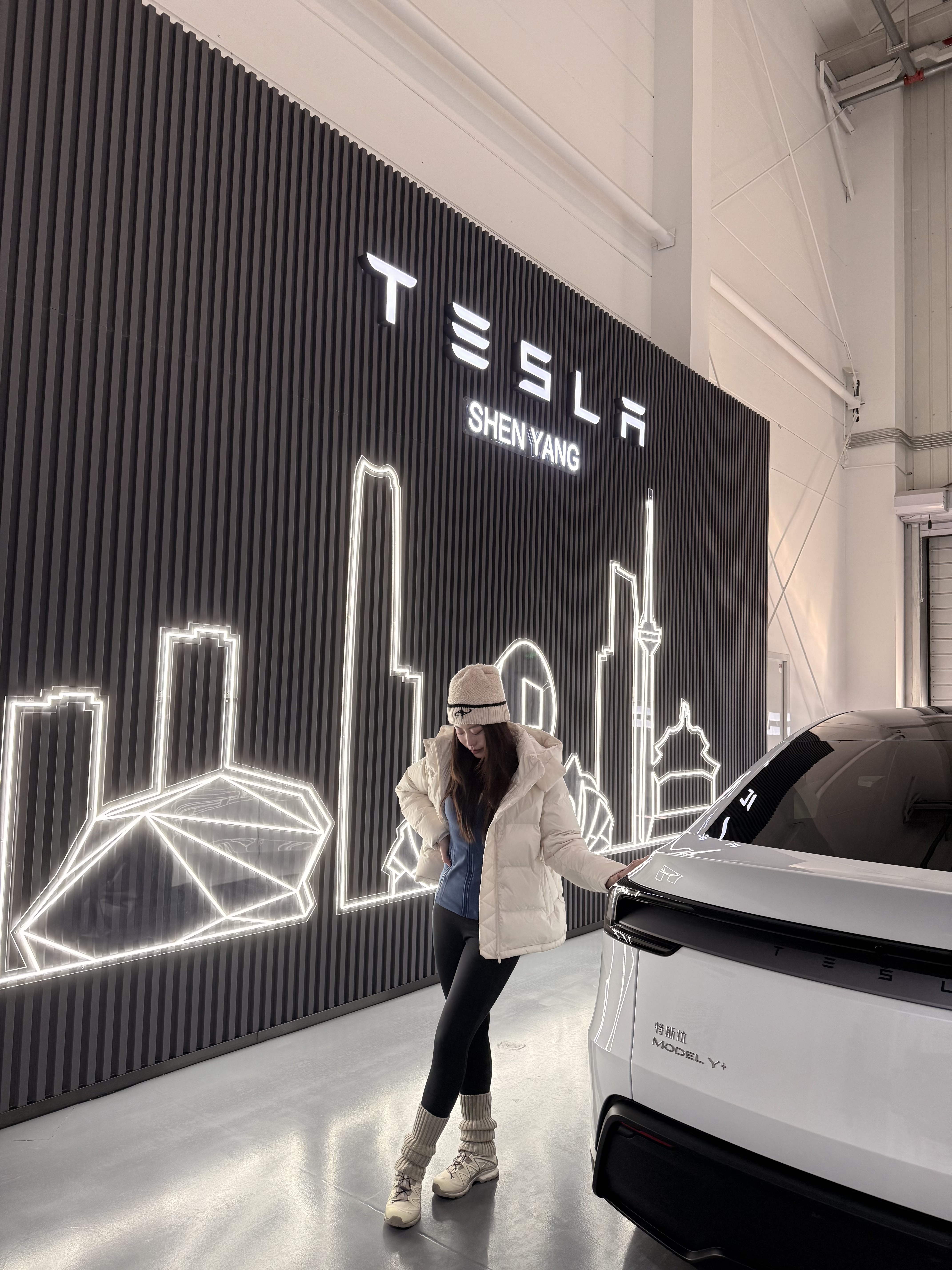 恭喜这位女士，喜提特斯拉～ 人生中第二辆大玩具🚗
全力仪父，全款拿下🎉
接下来就由“善良大鼠标”陪我一起度过下一阶段的旅途啦[喝奶茶R] #提车日记 #特斯拉 #焕新y @曲美美大王