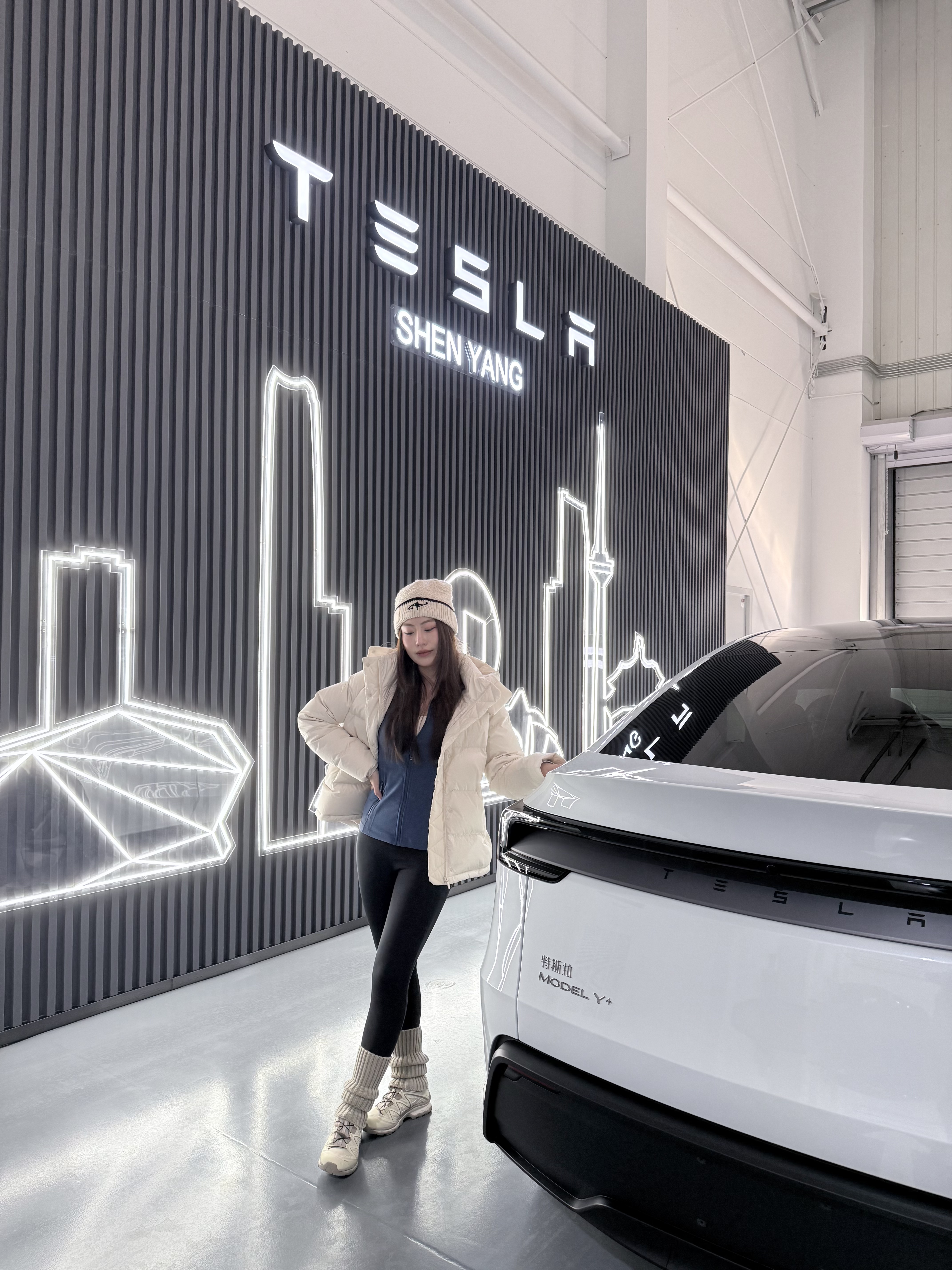 恭喜这位女士，喜提特斯拉～ 人生中第二辆大玩具🚗
全力仪父，全款拿下🎉
接下来就由“善良大鼠标”陪我一起度过下一阶段的旅途啦[喝奶茶R] #提车日记 #特斯拉 #焕新y @曲美美大王