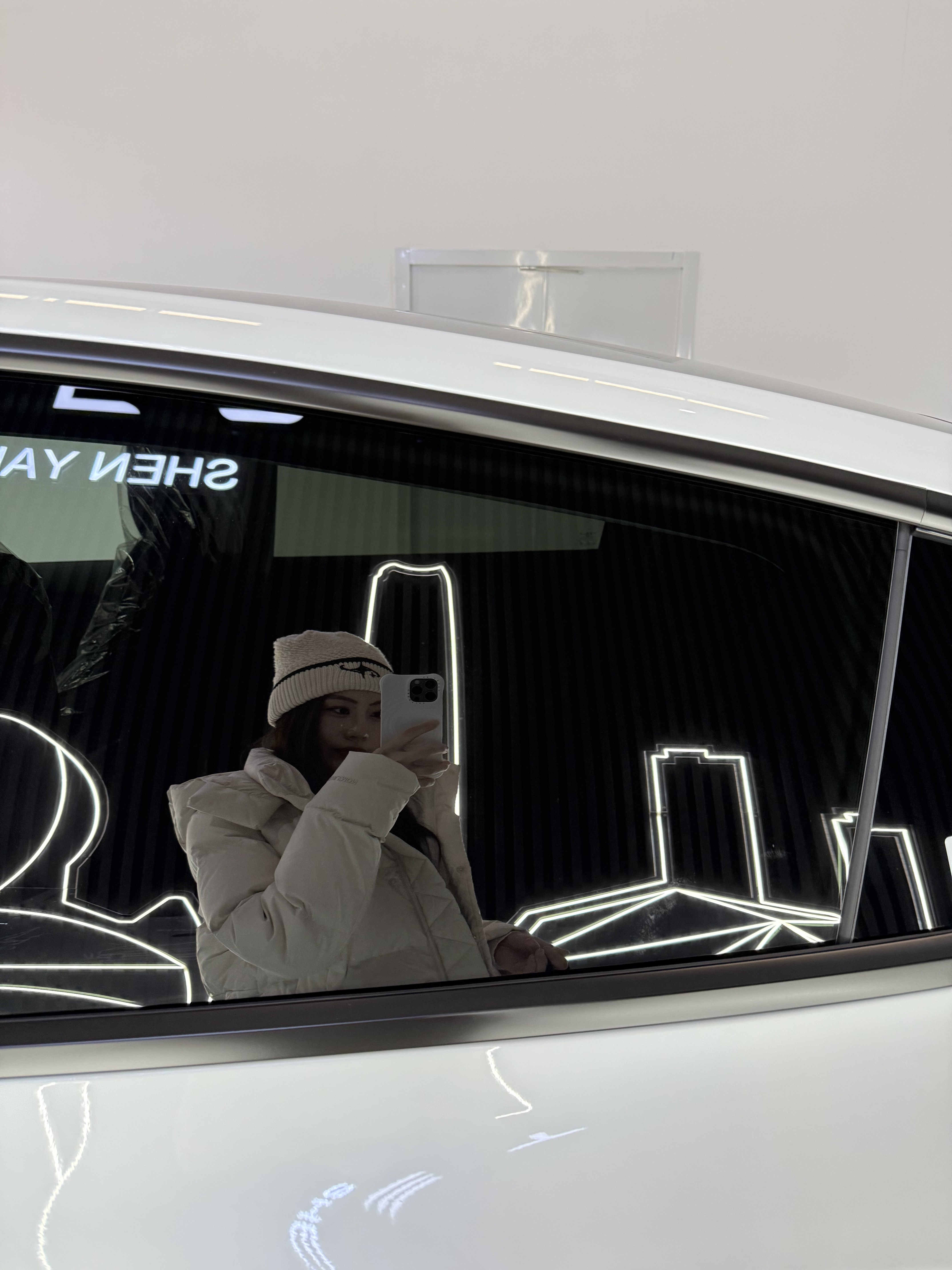 恭喜这位女士，喜提特斯拉～ 人生中第二辆大玩具🚗
全力仪父，全款拿下🎉
接下来就由“善良大鼠标”陪我一起度过下一阶段的旅途啦[喝奶茶R] #提车日记 #特斯拉 #焕新y @曲美美大王