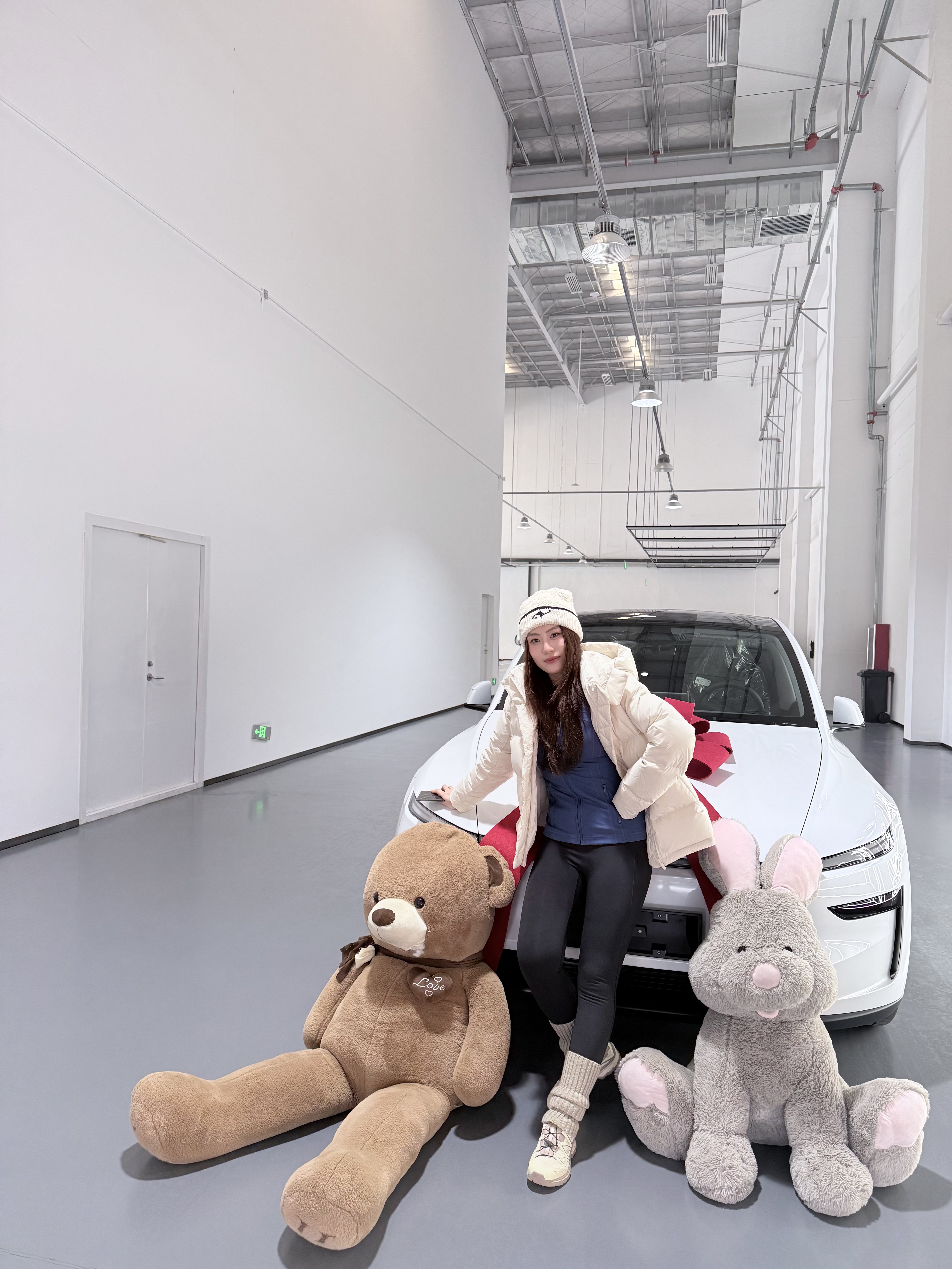 恭喜这位女士，喜提特斯拉～ 人生中第二辆大玩具🚗
全力仪父，全款拿下🎉
接下来就由“善良大鼠标”陪我一起度过下一阶段的旅途啦[喝奶茶R] #提车日记 #特斯拉 #焕新y @曲美美大王