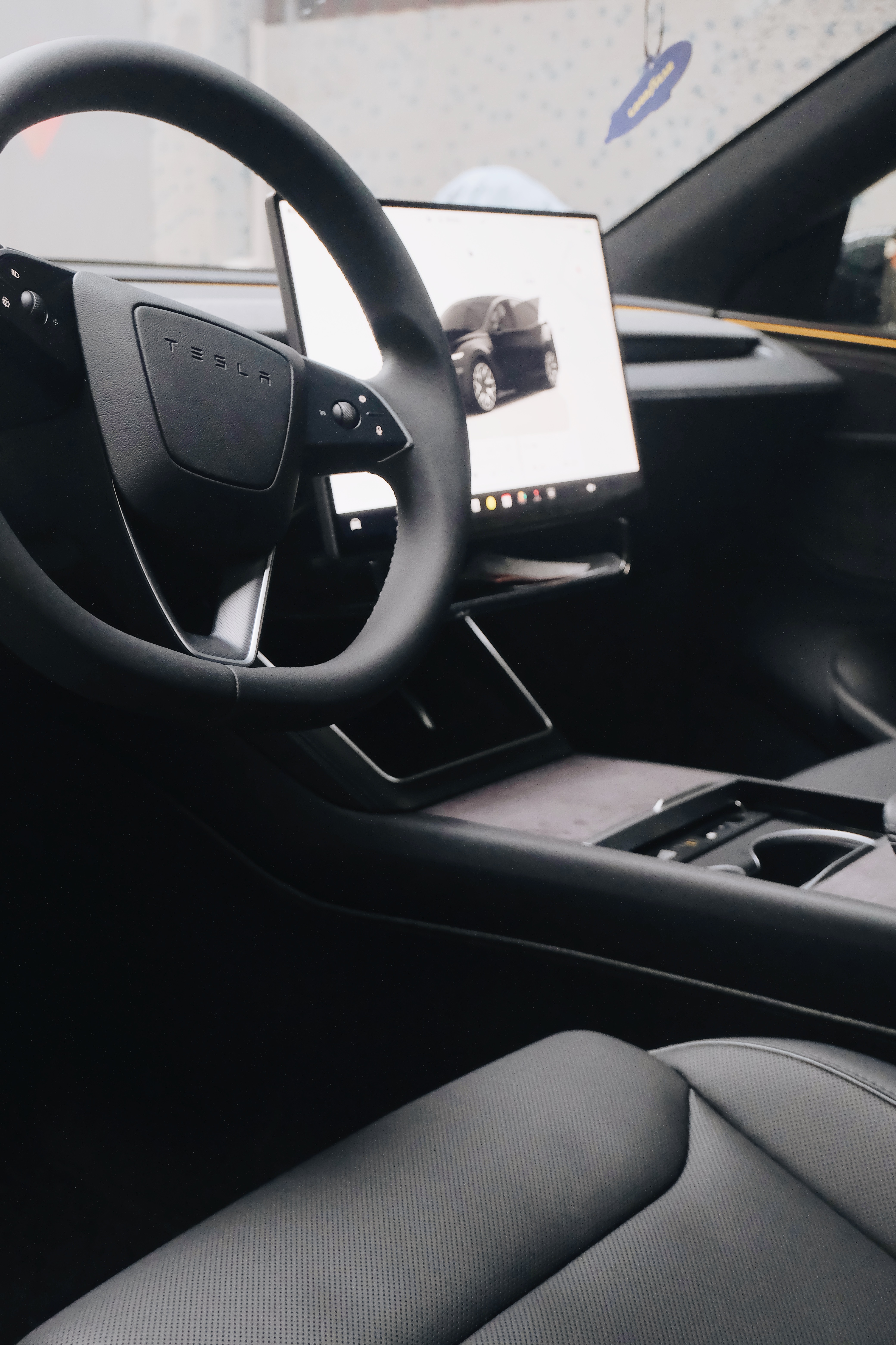 🥳各位！快看👉🏻我妈提新车啦！！ 提车当然要记录呀🎉🎉
特斯拉Model YL女车主前来报到🖤
还是黑色好看！！好喜欢呀！！🖤
#小红书养宠倡议 #柴犬 #喜提新车 #买车和买菜一样日常 #宠物生活月刊 #特斯拉 #特斯拉YL #特斯拉宠物模式 #特斯拉提车 #特斯拉提车攻略 @WiFi猪猪