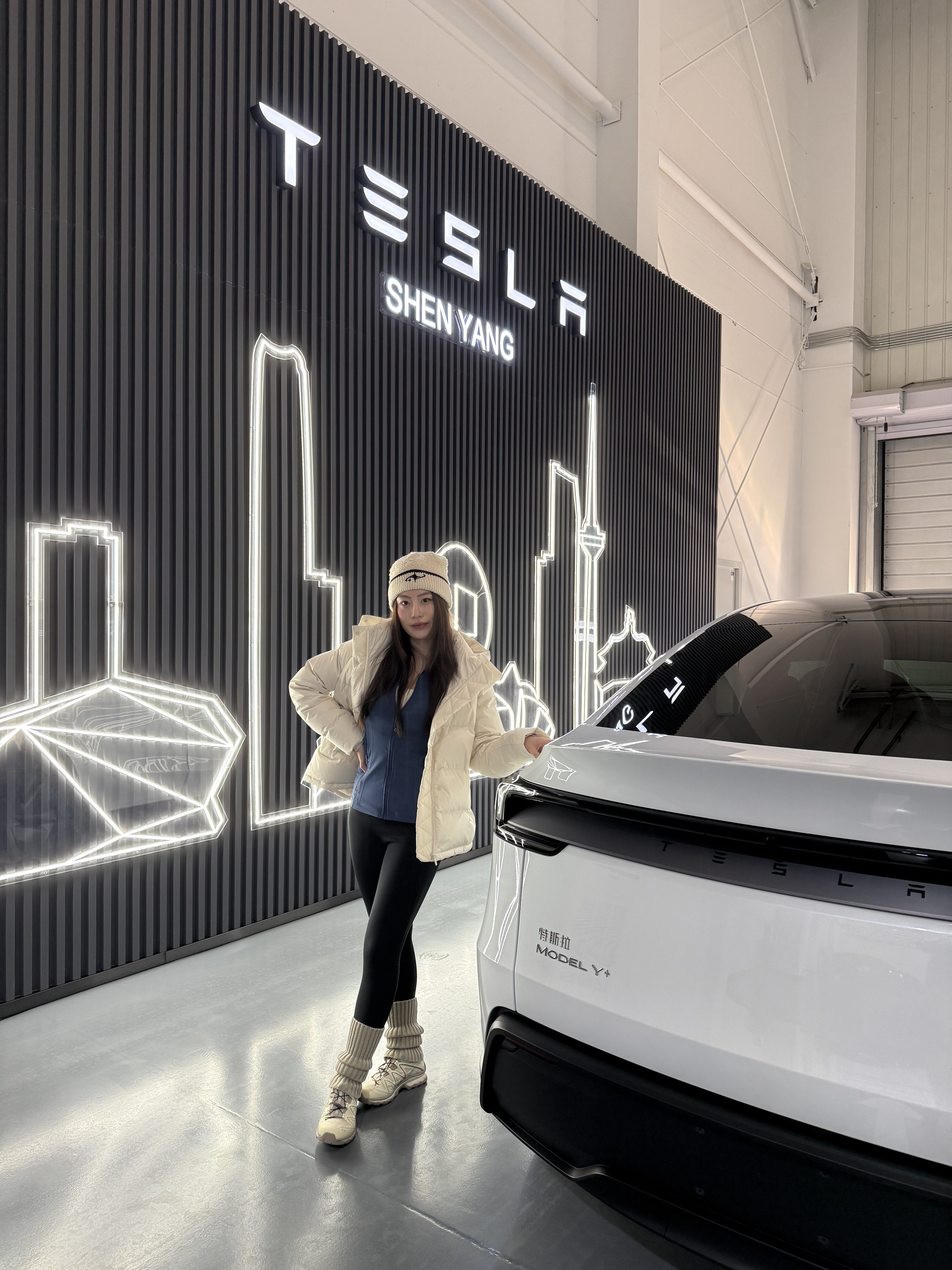 恭喜这位女士，喜提特斯拉～ 人生中第二辆大玩具🚗
全力仪父，全款拿下🎉
接下来就由“善良大鼠标”陪我一起度过下一阶段的旅途啦[喝奶茶R] #提车日记 #特斯拉 #焕新y @曲美美大王