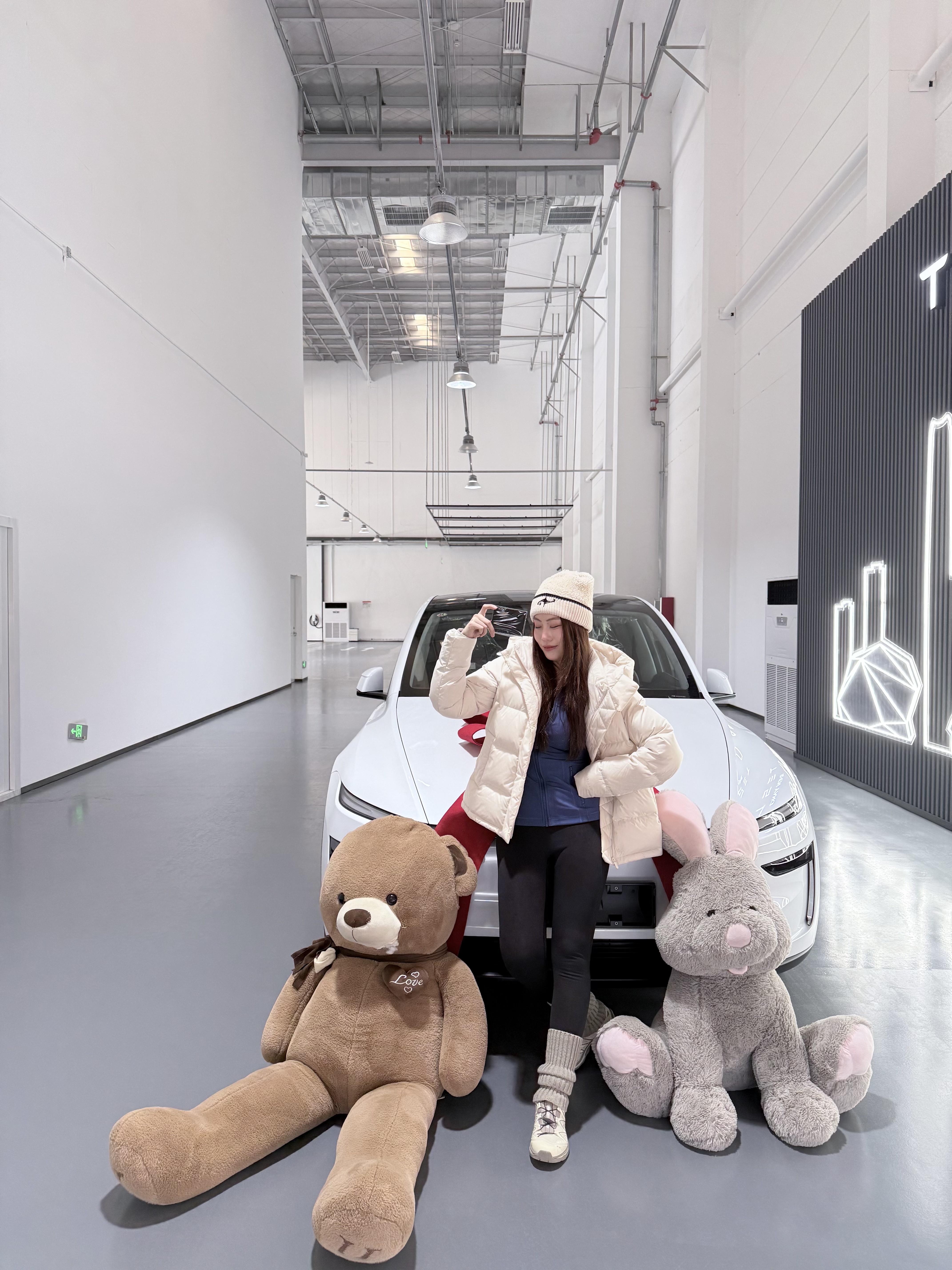 恭喜这位女士，喜提特斯拉～ 人生中第二辆大玩具🚗
全力仪父，全款拿下🎉
接下来就由“善良大鼠标”陪我一起度过下一阶段的旅途啦[喝奶茶R] #提车日记 #特斯拉 #焕新y @曲美美大王