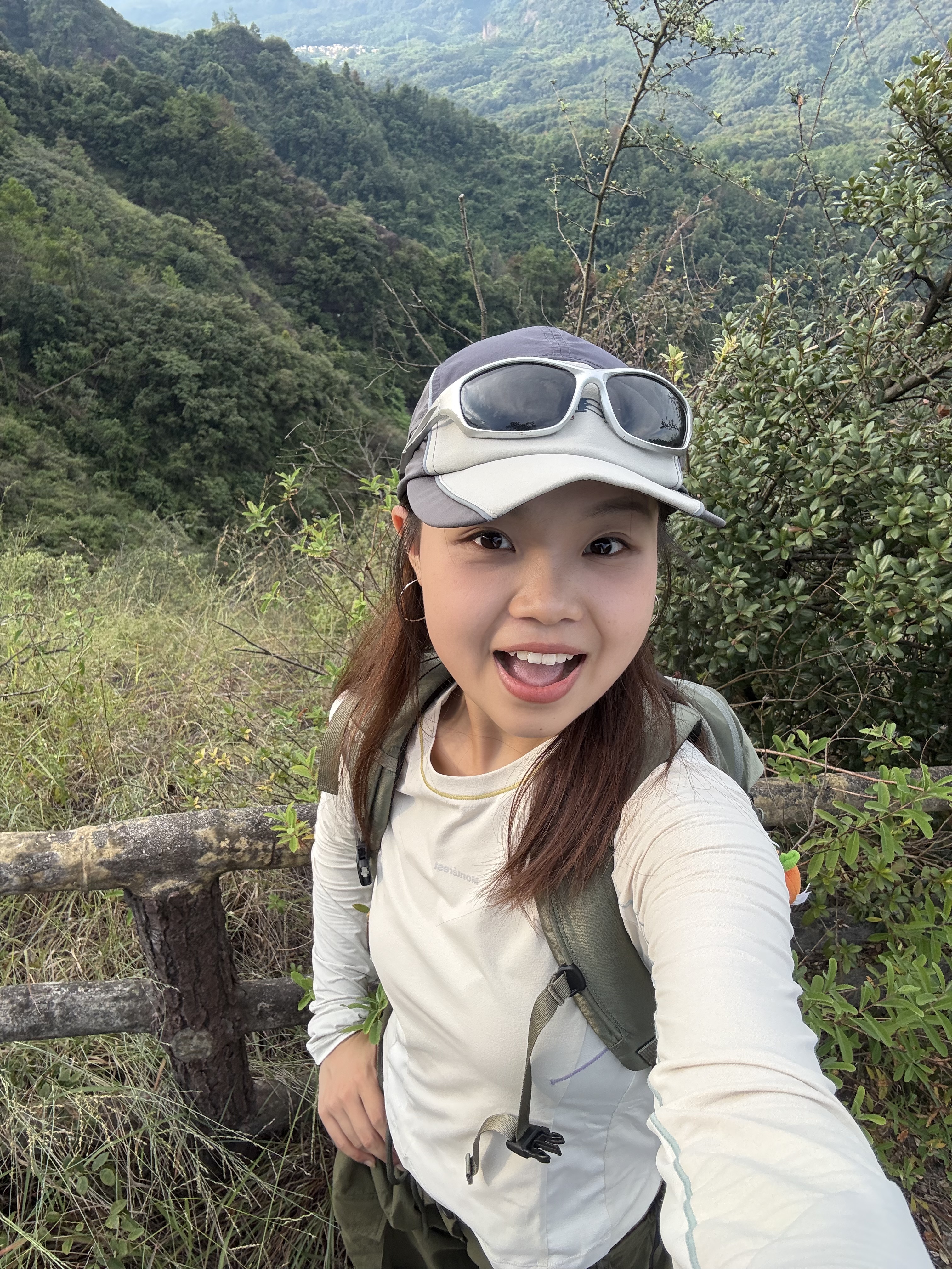 周末徒步｜韶关丹霞山巴寨 全程路线往返8公里
路线相对成熟 基本都是比较好走的石板台阶
快到山顶的时候需要经过一小段比较陡的阶梯
不过也还好 慢慢走就可以
☀️一路上遮挡较少 记得做好防晒！！
	
到山顶吹着风整个人都舒爽了
景色超级丰富 典型的丹霞地貌
红色岩壁超级出片
简直就是大自然的艺术品
	
⚠️全程无补给 带好充足的水和食物
一定要穿防滑的鞋子！！
可以多备一套衣服 下山更换 会很舒服
	
🕹️定位：韶光丹霞山巴寨聚福农庄
我们是从广州出发 高铁到达后再打车 很好约车
不过路况比较弯弯绕 晕车的小伙伴要注意下
	
#周末户外 #周末徒步 #一周一山 #巴寨#韶关丹霞山 #户外爬山徒步 #户外薯 @.33