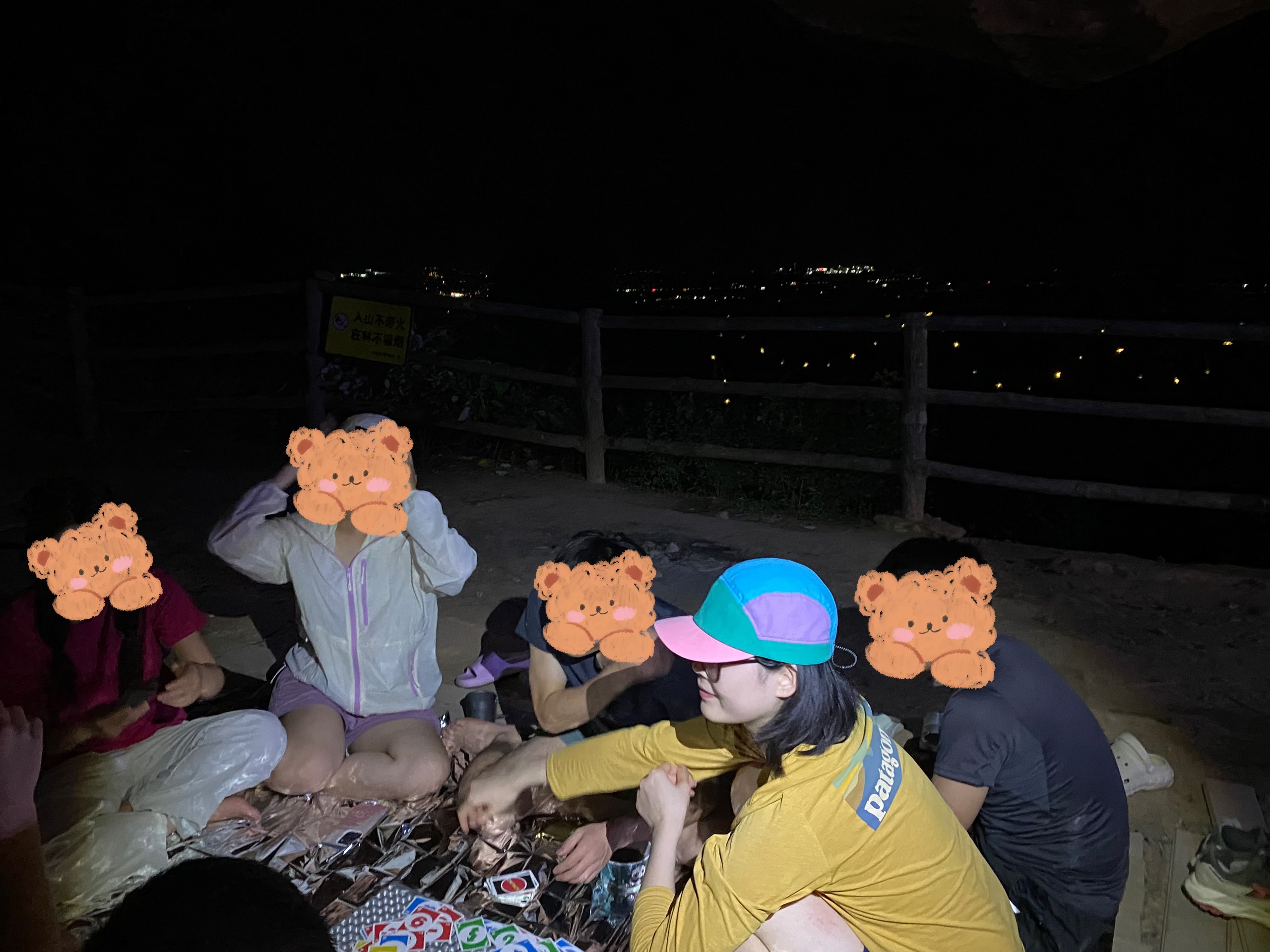 我找到了异世界的入口🪨 记录一下长沙周末出发特种兵两日游
	
🚄长沙站—韶关站
🚗韶关站-丹霞巴寨停车场（来回顺风车都很多）
	
山脚下开爬 起点会经过山脚下一个阿姨的凉粉小铺，冰冰凉凉很好吃！阿姨还会给我们摘她种的百香果吃 带到山顶腌肉很绝！
	
除了快到营地的那一小段很陡，其他都是比较好走的石板台阶，除了早晚都会比较晒，遮挡较少，记得带防晒🌞走走停停2-3h到山顶
	
山顶露营的人不是很多，当天一共7顶帐篷⛺️ 第一层有两个独立帐篷位，还有一长排帐篷位。第二层有一个独立观景台可以搭比较窄的帐篷，视野很好。遇到了很可爱的朋友们邀请我们一起吃晚饭！他们带了西瓜哈密瓜还有老母鸡炖汤！在山顶吃得也太香了！我带了10个鸡翅，正好10个人，怎么不算缘分呢～
	
早上的日出真的超级美！远处有一些淡淡的云雾，虽然不多但是也足够惊艳了！没想到海拔400m也能看到这么美的景！感觉比这个短的路线没有这么美的，比这个美的路线没有这么短的！很值得一来！下次还来！
	
🎒 过夜装备、食物（废弃景区无补给）、2h水（夏天）、护膝、登山杖、遮阳帽
	
#徒步 #徒步丈量世界 #户外徒步 #户外 #露营 #巴寨 #韶关 #韶关徒步 #韶关巴寨 @小琪的流浪日记