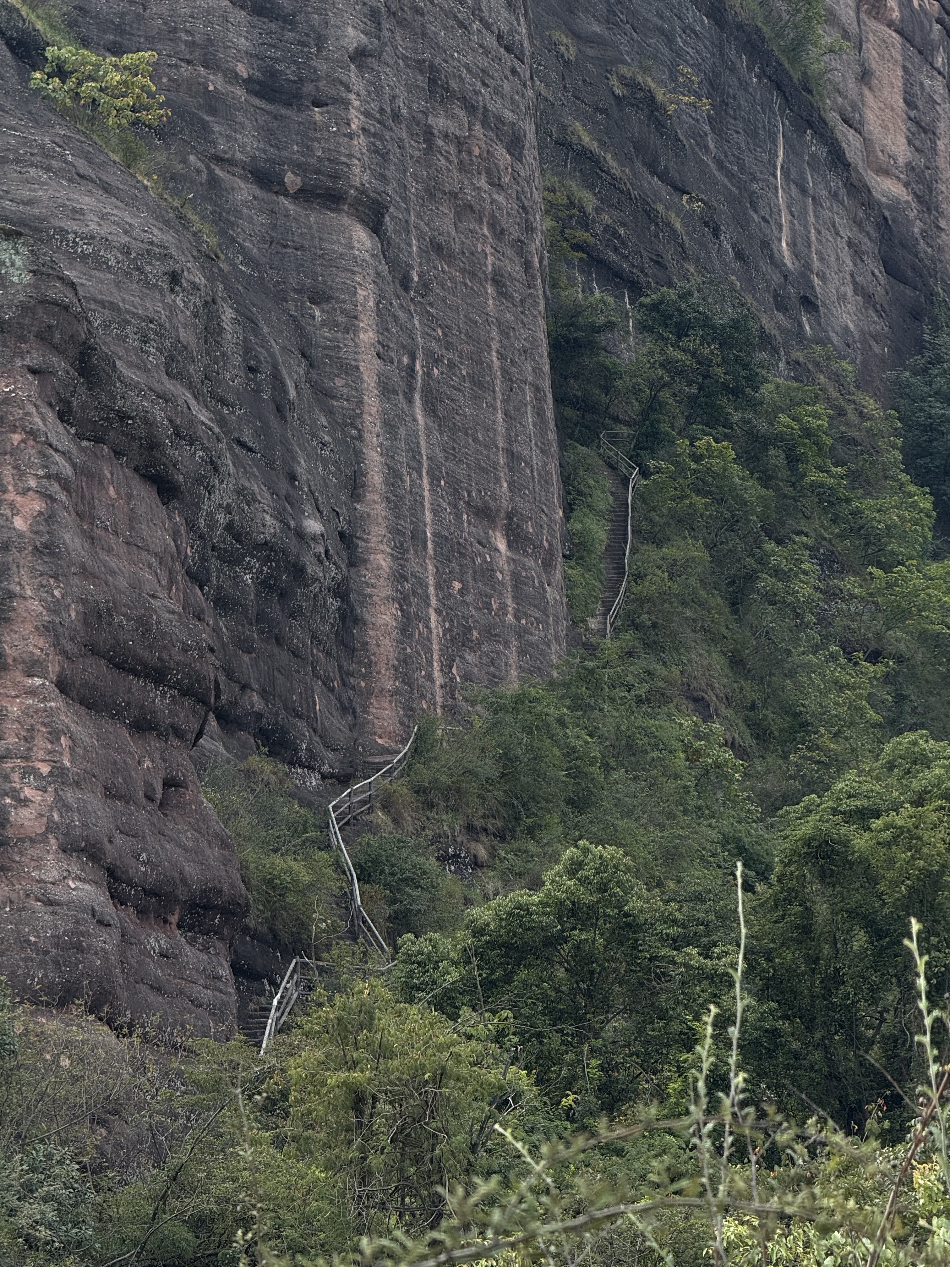 周末徒步｜韶关丹霞山巴寨 全程路线往返8公里
路线相对成熟 基本都是比较好走的石板台阶
快到山顶的时候需要经过一小段比较陡的阶梯
不过也还好 慢慢走就可以
☀️一路上遮挡较少 记得做好防晒！！
	
到山顶吹着风整个人都舒爽了
景色超级丰富 典型的丹霞地貌
红色岩壁超级出片
简直就是大自然的艺术品
	
⚠️全程无补给 带好充足的水和食物
一定要穿防滑的鞋子！！
可以多备一套衣服 下山更换 会很舒服
	
🕹️定位：韶光丹霞山巴寨聚福农庄
我们是从广州出发 高铁到达后再打车 很好约车
不过路况比较弯弯绕 晕车的小伙伴要注意下
	
#周末户外 #周末徒步 #一周一山 #巴寨#韶关丹霞山 #户外爬山徒步 #户外薯 @.33