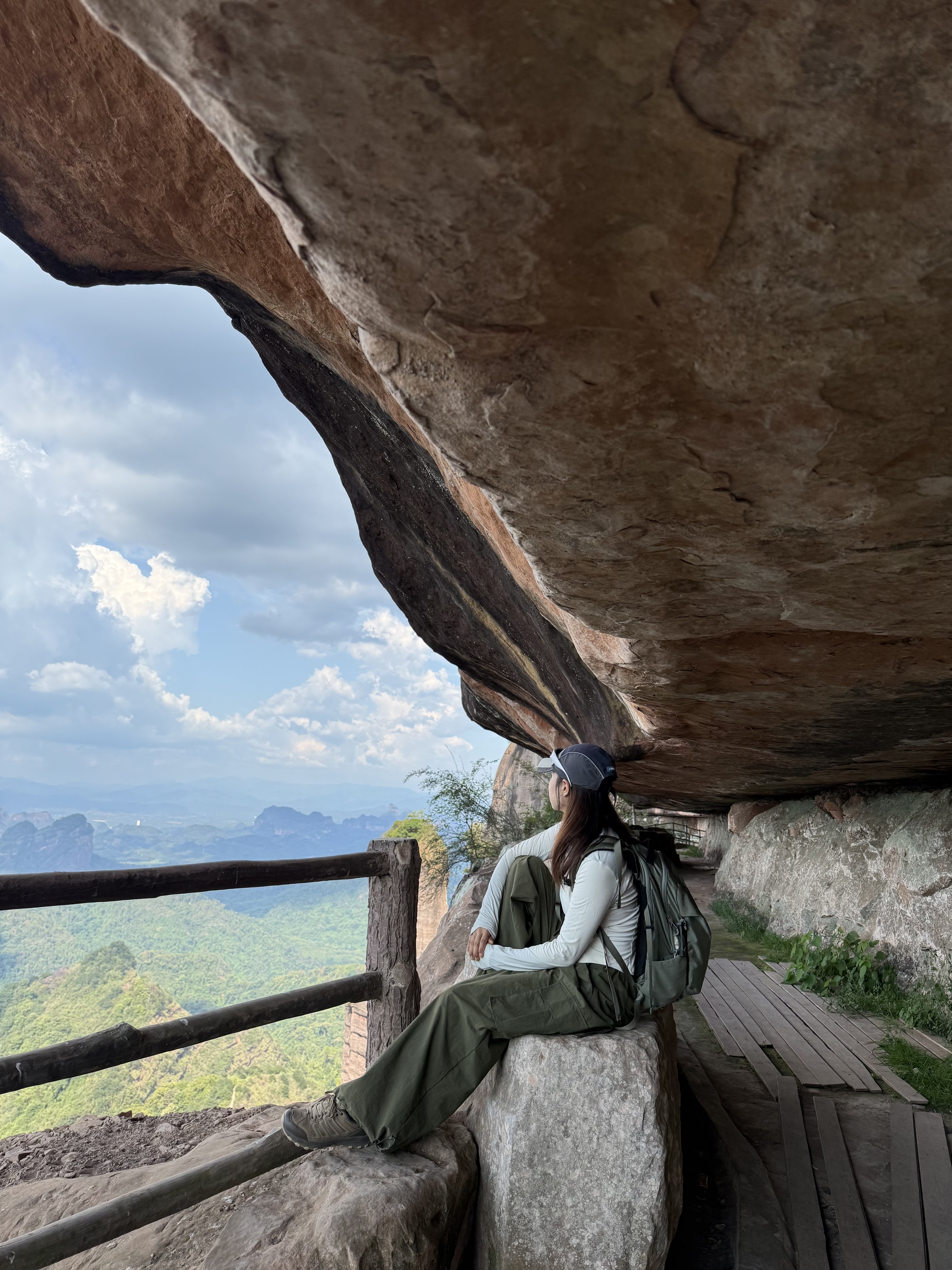 周末徒步｜韶关丹霞山巴寨 全程路线往返8公里
路线相对成熟 基本都是比较好走的石板台阶
快到山顶的时候需要经过一小段比较陡的阶梯
不过也还好 慢慢走就可以
☀️一路上遮挡较少 记得做好防晒！！
	
到