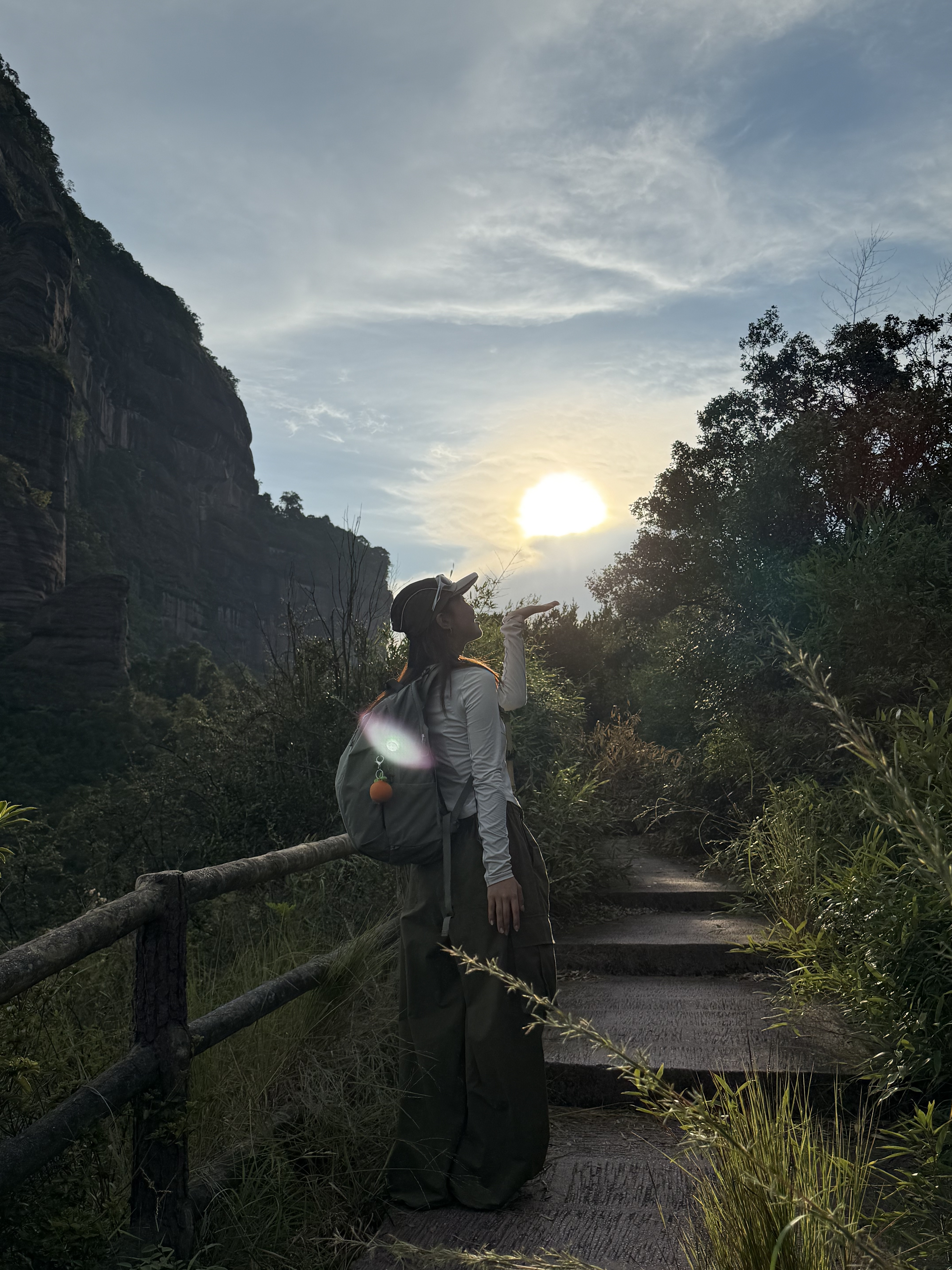 周末徒步｜韶关丹霞山巴寨 全程路线往返8公里
路线相对成熟 基本都是比较好走的石板台阶
快到山顶的时候需要经过一小段比较陡的阶梯
不过也还好 慢慢走就可以
☀️一路上遮挡较少 记得做好防晒！！
	
到山顶吹着风整个人都舒爽了
景色超级丰富 典型的丹霞地貌
红色岩壁超级出片
简直就是大自然的艺术品
	
⚠️全程无补给 带好充足的水和食物
一定要穿防滑的鞋子！！
可以多备一套衣服 下山更换 会很舒服
	
🕹️定位：韶光丹霞山巴寨聚福农庄
我们是从广州出发 高铁到达后再打车 很好约车
不过路况比较弯弯绕 晕车的小伙伴要注意下
	
#周末户外 #周末徒步 #一周一山 #巴寨#韶关丹霞山 #户外爬山徒步 #户外薯 @.33