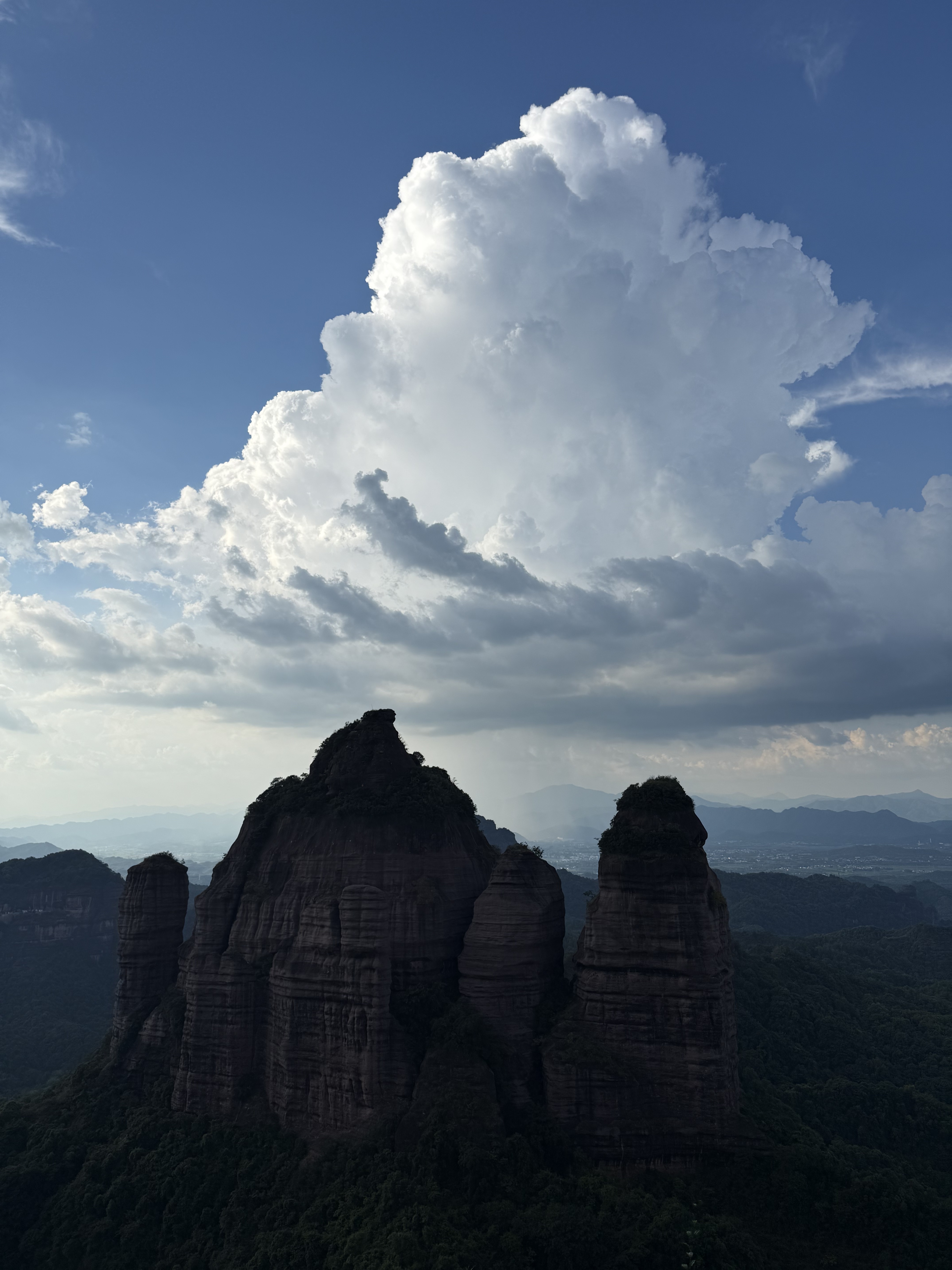 周末徒步｜韶关丹霞山巴寨 全程路线往返8公里
路线相对成熟 基本都是比较好走的石板台阶
快到山顶的时候需要经过一小段比较陡的阶梯
不过也还好 慢慢走就可以
☀️一路上遮挡较少 记得做好防晒！！
	
到山顶吹着风整个人都舒爽了
景色超级丰富 典型的丹霞地貌
红色岩壁超级出片
简直就是大自然的艺术品
	
⚠️全程无补给 带好充足的水和食物
一定要穿防滑的鞋子！！
可以多备一套衣服 下山更换 会很舒服
	
🕹️定位：韶光丹霞山巴寨聚福农庄
我们是从广州出发 高铁到达后再打车 很好约车
不过路况比较弯弯绕 晕车的小伙伴要注意下
	
#周末户外 #周末徒步 #一周一山 #巴寨#韶关丹霞山 #户外爬山徒步 #户外薯 @.33