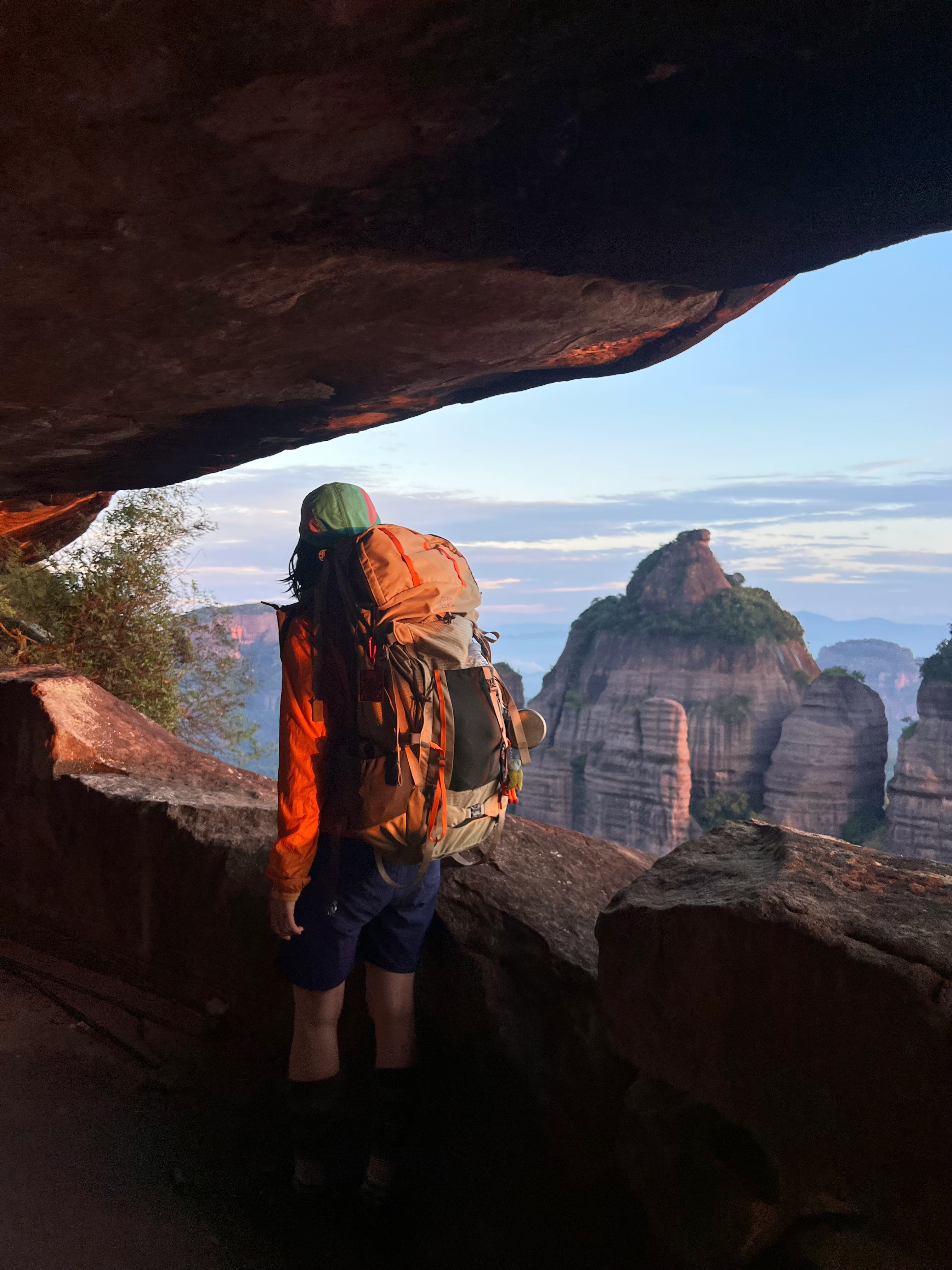 我找到了异世界的入口🪨 记录一下长沙周末出发特种兵两日游
	
🚄长沙站—韶关站
🚗韶关站-丹霞巴寨停车场（来回顺风车都很多）
	
山脚下开爬 起点会经过山脚下一个阿姨的凉粉小铺，冰冰凉凉很好吃！阿姨还会给我们摘她种的百香果吃 带到山顶腌肉很绝！
	
除了快到营地的那一小段很陡，其他都是比较好走的石板台阶，除了早晚都会比较晒，遮挡较少，记得带防晒🌞走走停停2-3h到山顶
	
山顶露营的人不是很多，当天一共7顶帐篷⛺️ 第一层有两个独立帐篷位，还有一长排帐篷位。第二层有一个独立观景台可以搭比较窄的帐篷，视野很好。遇到了很可爱的朋友们邀请我们一起吃晚饭！他们带了西瓜哈密瓜还有老母鸡炖汤！在山顶吃得也太香了！我带了10个鸡翅，正好10个人，怎么不算缘分呢～
	
早上的日出真的超级美！远处有一些淡淡的云雾，虽然不多但是也足够惊艳了！没想到海拔400m也能看到这么美的景！感觉比这个短的路线没有这么美的，比这个美的路线没有这么短的！很值得一来！下次还来！
	
🎒 过夜装备、食物（废弃景区无补给）、2h水（夏天）、护膝、登山杖、遮阳帽
	
#徒步 #徒步丈量世界 #户外徒步 #户外 #露营 #巴寨 #韶关 #韶关徒步 #韶关巴寨 @小琪的流浪日记