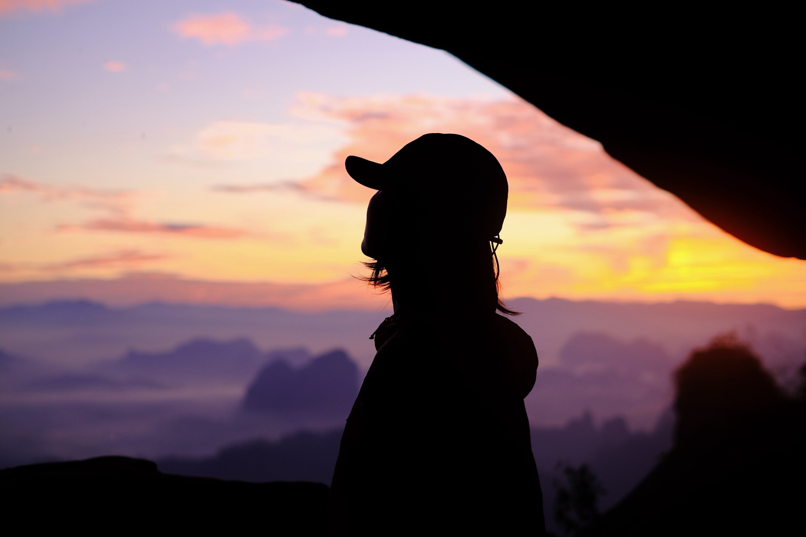 我找到了异世界的入口🪨 记录一下长沙周末出发特种兵两日游
	
🚄长沙站—韶关站
🚗韶关站-丹霞巴寨停车场（来回顺风车都很多）
	
山脚下开爬 起点会经过山脚下一个阿姨的凉粉小铺，冰冰凉凉很好吃！阿姨还会给我们摘她种的百香果吃 带到山顶腌肉很绝！
	
除了快到营地的那一小段很陡，其他都是比较好走的石板台阶，除了早晚都会比较晒，遮挡较少，记得带防晒🌞走走停停2-3h到山顶
	
山顶露营的人不是很多，当天一共7顶帐篷⛺️ 第一层有两个独立帐篷位，还有一长排帐篷位。第二层有一个独立观景台可以搭比较窄的帐篷，视野很好。遇到了很可爱的朋友们邀请我们一起吃晚饭！他们带了西瓜哈密瓜还有老母鸡炖汤！在山顶吃得也太香了！我带了10个鸡翅，正好10个人，怎么不算缘分呢～
	
早上的日出真的超级美！远处有一些淡淡的云雾，虽然不多但是也足够惊艳了！没想到海拔400m也能看到这么美的景！感觉比这个短的路线没有这么美的，比这个美的路线没有这么短的！很值得一来！下次还来！
	
🎒 过夜装备、食物（废弃景区无补给）、2h水（夏天）、护膝、登山杖、遮阳帽
	
#徒步 #徒步丈量世界 #户外徒步 #户外 #露营 #巴寨 #韶关 #韶关徒步 #韶关巴寨 @小琪的流浪日记