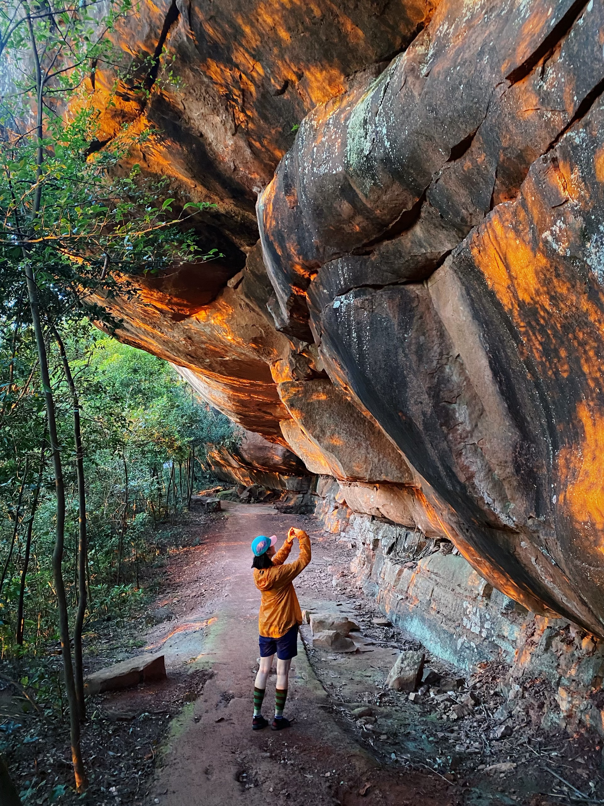 我找到了异世界的入口🪨 记录一下长沙周末出发特种兵两日游
	
🚄长沙站—韶关站
🚗韶关站-丹霞巴寨停车场（来回顺风车都很多）
	
山脚下开爬 起点会经过山脚下一个阿姨的凉粉小铺，冰冰凉凉很好吃！阿姨还会给我们摘她种的百香果吃 带到山顶腌肉很绝！
	
除了快到营地的那一小段很陡，其他都是比较好走的石板台阶，除了早晚都会比较晒，遮挡较少，记得带防晒🌞走走停停2-3h到山顶
	
山顶露营的人不是很多，当天一共7顶帐篷⛺️ 第一层有两个独立帐篷位，还有一长排帐篷位。第二层有一个独立观景台可以搭比较窄的帐篷，视野很好。遇到了很可爱的朋友们邀请我们一起吃晚饭！他们带了西瓜哈密瓜还有老母鸡炖汤！在山顶吃得也太香了！我带了10个鸡翅，正好10个人，怎么不算缘分呢～
	
早上的日出真的超级美！远处有一些淡淡的云雾，虽然不多但是也足够惊艳了！没想到海拔400m也能看到这么美的景！感觉比这个短的路线没有这么美的，比这个美的路线没有这么短的！很值得一来！下次还来！
	
🎒 过夜装备、食物（废弃景区无补给）、2h水（夏天）、护膝、登山杖、遮阳帽
	
#徒步 #徒步丈量世界 #户外徒步 #户外 #露营 #巴寨 #韶关 #韶关徒步 #韶关巴寨 @小琪的流浪日记