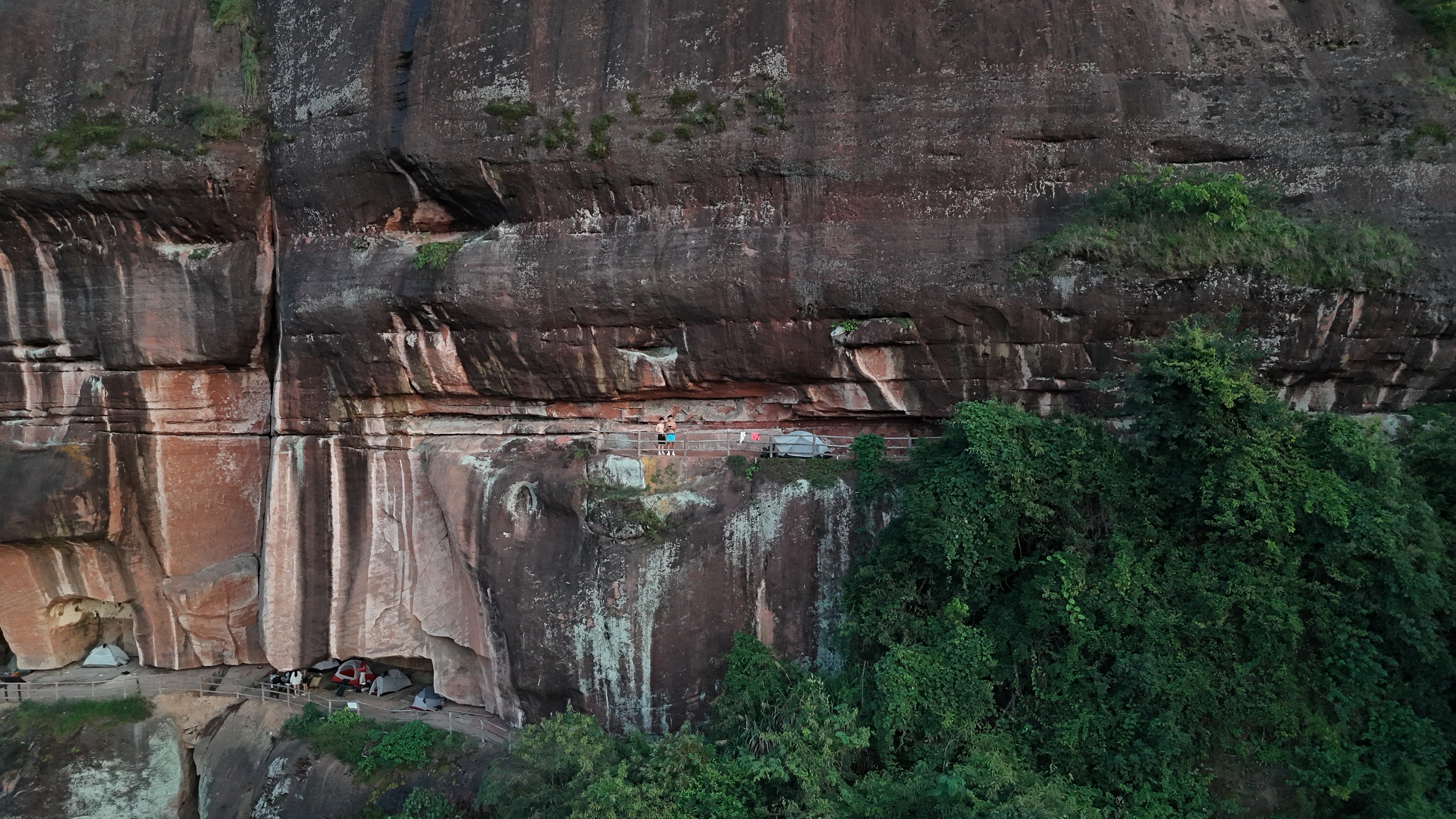 我找到了异世界的入口🪨 记录一下长沙周末出发特种兵两日游
	
🚄长沙站—韶关站
🚗韶关站-丹霞巴寨停车场（来回顺风车都很多）
	
山脚下开爬 起点会经过山脚下一个阿姨的凉粉小铺，冰冰凉凉很好吃！阿姨还会给我们摘她种的百香果吃 带到山顶腌肉很绝！
	
除了快到营地的那一小段很陡，其他都是比较好走的石板台阶，除了早晚都会比较晒，遮挡较少，记得带防晒🌞走走停停2-3h到山顶
	
山顶露营的人不是很多，当天一共7顶帐篷⛺️ 第一层有两个独立帐篷位，还有一长排帐篷位。第二层有一个独立观景台可以搭比较窄的帐篷，视野很好。遇到了很可爱的朋友们邀请我们一起吃晚饭！他们带了西瓜哈密瓜还有老母鸡炖汤！在山顶吃得也太香了！我带了10个鸡翅，正好10个人，怎么不算缘分呢～
	
早上的日出真的超级美！远处有一些淡淡的云雾，虽然不多但是也足够惊艳了！没想到海拔400m也能看到这么美的景！感觉比这个短的路线没有这么美的，比这个美的路线没有这么短的！很值得一来！下次还来！
	
🎒 过夜装备、食物（废弃景区无补给）、2h水（夏天）、护膝、登山杖、遮阳帽
	
#徒步 #徒步丈量世界 #户外徒步 #户外 #露营 #巴寨 #韶关 #韶关徒步 #韶关巴寨 @小琪的流浪日记