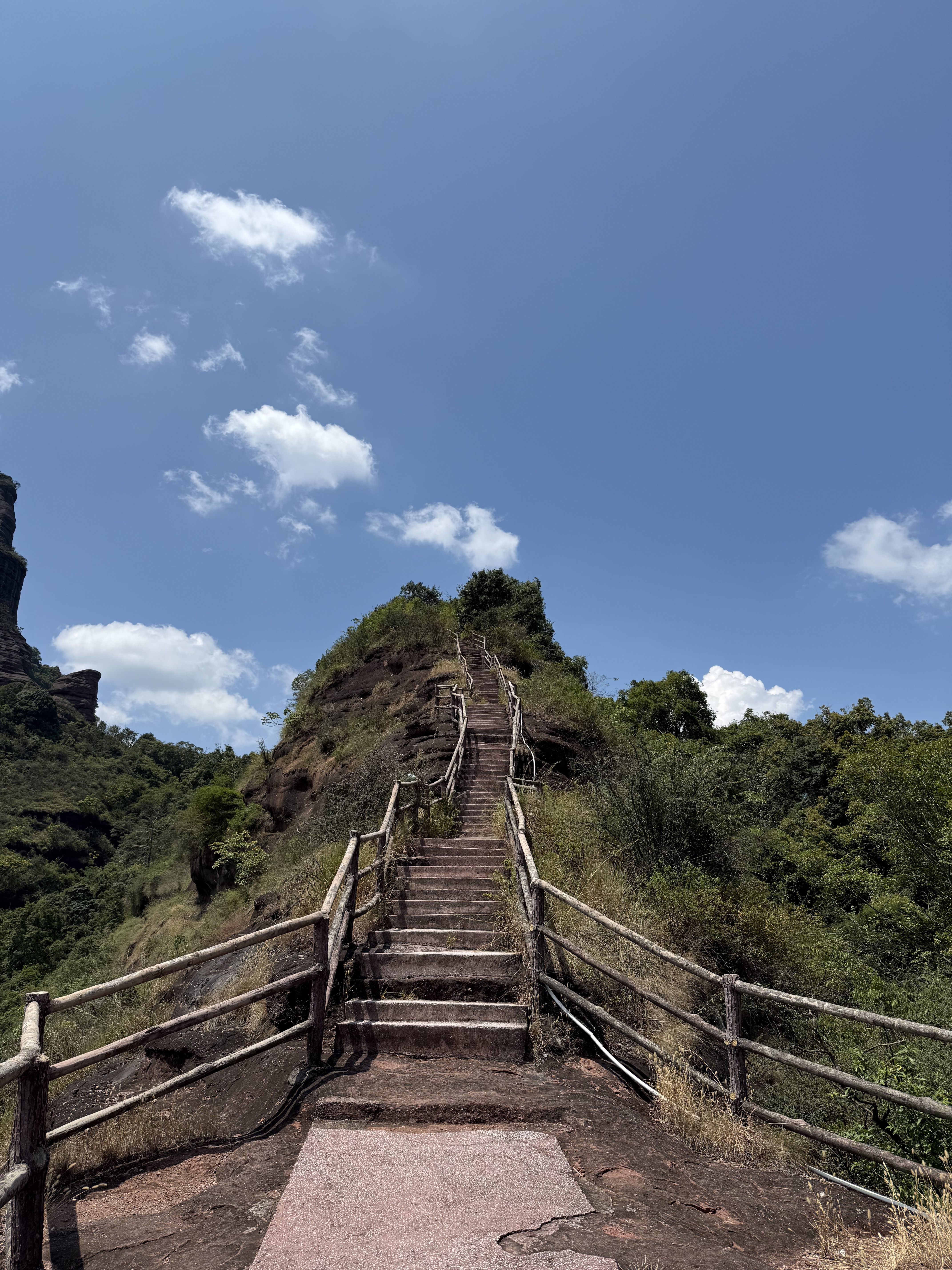 周末徒步｜韶关丹霞山巴寨 全程路线往返8公里
路线相对成熟 基本都是比较好走的石板台阶
快到山顶的时候需要经过一小段比较陡的阶梯
不过也还好 慢慢走就可以
☀️一路上遮挡较少 记得做好防晒！！
	
到山顶吹着风整个人都舒爽了
景色超级丰富 典型的丹霞地貌
红色岩壁超级出片
简直就是大自然的艺术品
	
⚠️全程无补给 带好充足的水和食物
一定要穿防滑的鞋子！！
可以多备一套衣服 下山更换 会很舒服
	
🕹️定位：韶光丹霞山巴寨聚福农庄
我们是从广州出发 高铁到达后再打车 很好约车
不过路况比较弯弯绕 晕车的小伙伴要注意下
	
#周末户外 #周末徒步 #一周一山 #巴寨#韶关丹霞山 #户外爬山徒步 #户外薯 @.33