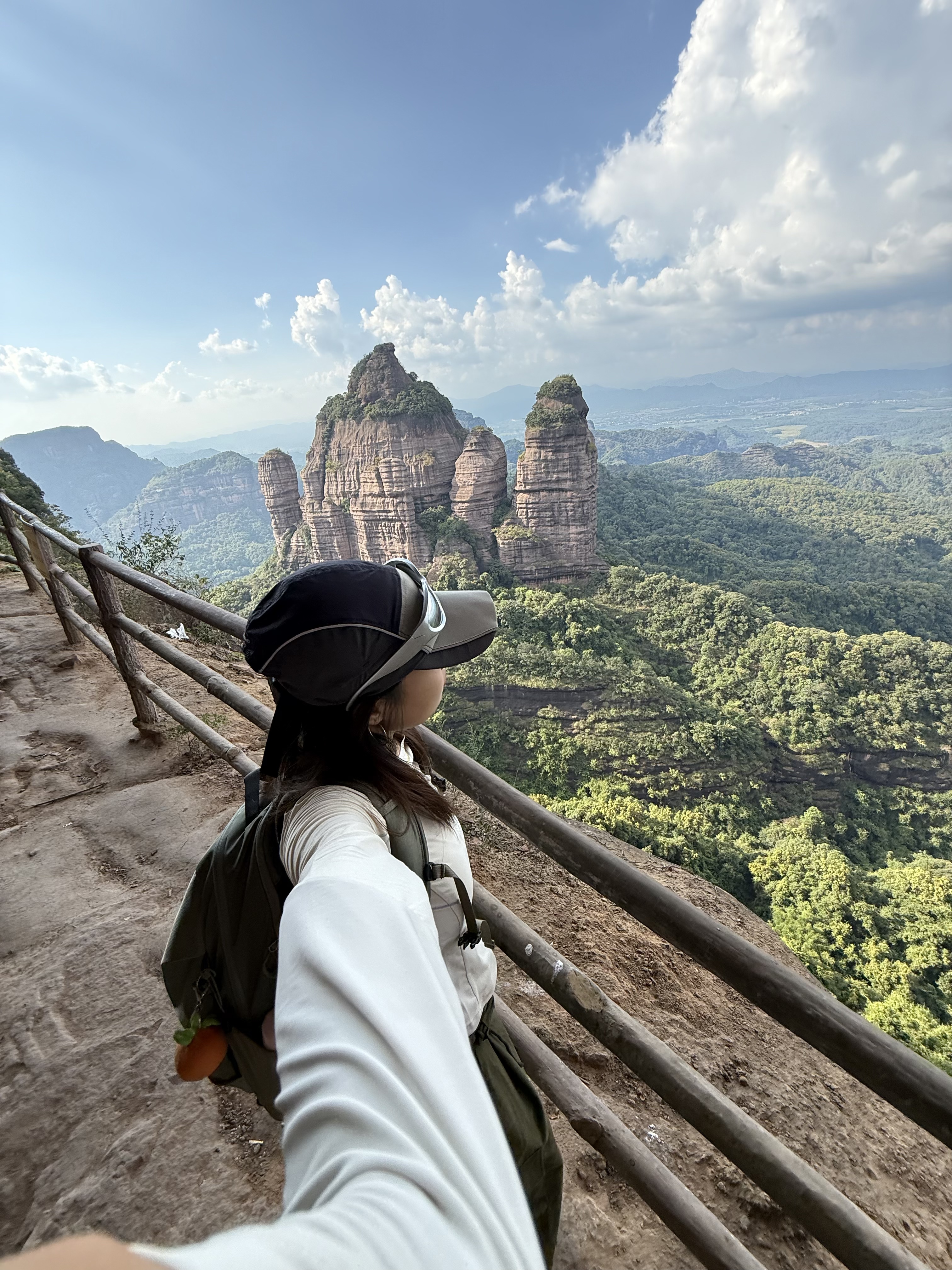 周末徒步｜韶关丹霞山巴寨 全程路线往返8公里
路线相对成熟 基本都是比较好走的石板台阶
快到山顶的时候需要经过一小段比较陡的阶梯
不过也还好 慢慢走就可以
☀️一路上遮挡较少 记得做好防晒！！
	
到山顶吹着风整个人都舒爽了
景色超级丰富 典型的丹霞地貌
红色岩壁超级出片
简直就是大自然的艺术品
	
⚠️全程无补给 带好充足的水和食物
一定要穿防滑的鞋子！！
可以多备一套衣服 下山更换 会很舒服
	
🕹️定位：韶光丹霞山巴寨聚福农庄
我们是从广州出发 高铁到达后再打车 很好约车
不过路况比较弯弯绕 晕车的小伙伴要注意下
	
#周末户外 #周末徒步 #一周一山 #巴寨#韶关丹霞山 #户外爬山徒步 #户外薯 @.33