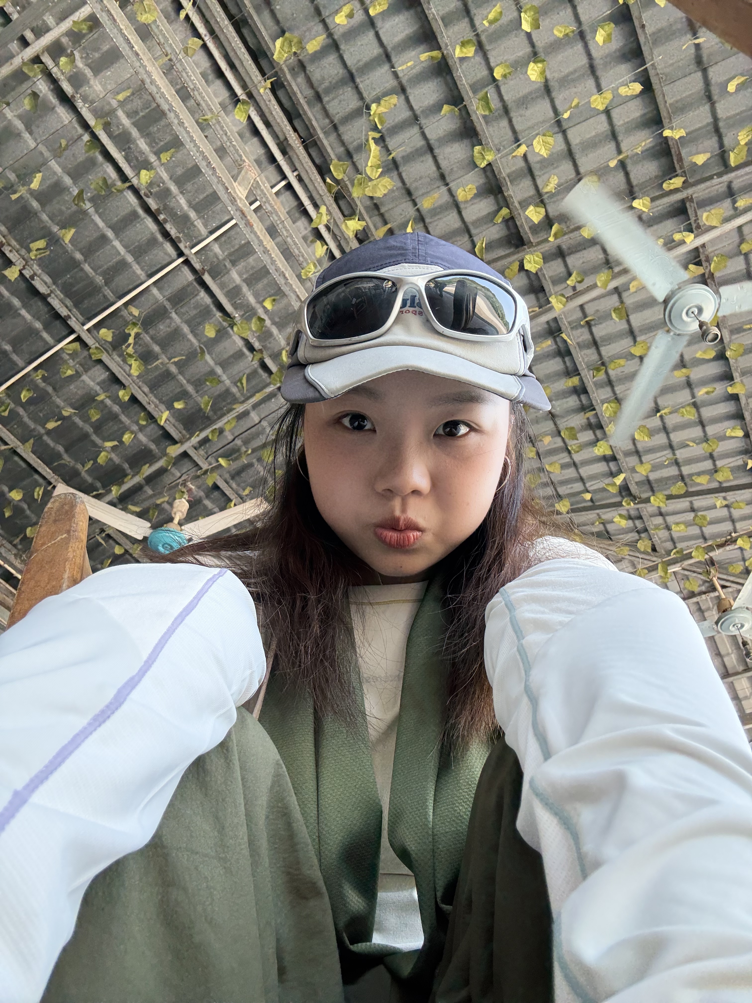 周末徒步｜韶关丹霞山巴寨 全程路线往返8公里
路线相对成熟 基本都是比较好走的石板台阶
快到山顶的时候需要经过一小段比较陡的阶梯
不过也还好 慢慢走就可以
☀️一路上遮挡较少 记得做好防晒！！
	
到山顶吹着风整个人都舒爽了
景色超级丰富 典型的丹霞地貌
红色岩壁超级出片
简直就是大自然的艺术品
	
⚠️全程无补给 带好充足的水和食物
一定要穿防滑的鞋子！！
可以多备一套衣服 下山更换 会很舒服
	
🕹️定位：韶光丹霞山巴寨聚福农庄
我们是从广州出发 高铁到达后再打车 很好约车
不过路况比较弯弯绕 晕车的小伙伴要注意下
	
#周末户外 #周末徒步 #一周一山 #巴寨#韶关丹霞山 #户外爬山徒步 #户外薯 @.33