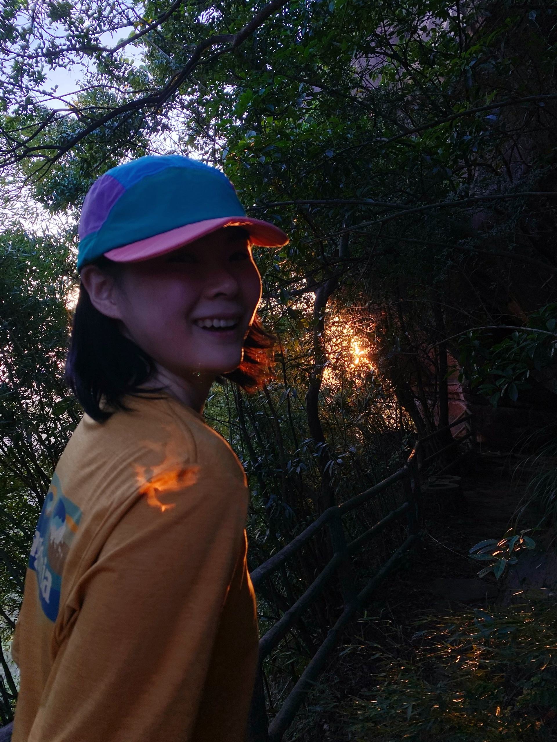 我找到了异世界的入口🪨 记录一下长沙周末出发特种兵两日游
	
🚄长沙站—韶关站
🚗韶关站-丹霞巴寨停车场（来回顺风车都很多）
	
山脚下开爬 起点会经过山脚下一个阿姨的凉粉小铺，冰冰凉凉很好吃！阿姨还会给我们摘她种的百香果吃 带到山顶腌肉很绝！
	
除了快到营地的那一小段很陡，其他都是比较好走的石板台阶，除了早晚都会比较晒，遮挡较少，记得带防晒🌞走走停停2-3h到山顶
	
山顶露营的人不是很多，当天一共7顶帐篷⛺️ 第一层有两个独立帐篷位，还有一长排帐篷位。第二层有一个独立观景台可以搭比较窄的帐篷，视野很好。遇到了很可爱的朋友们邀请我们一起吃晚饭！他们带了西瓜哈密瓜还有老母鸡炖汤！在山顶吃得也太香了！我带了10个鸡翅，正好10个人，怎么不算缘分呢～
	
早上的日出真的超级美！远处有一些淡淡的云雾，虽然不多但是也足够惊艳了！没想到海拔400m也能看到这么美的景！感觉比这个短的路线没有这么美的，比这个美的路线没有这么短的！很值得一来！下次还来！
	
🎒 过夜装备、食物（废弃景区无补给）、2h水（夏天）、护膝、登山杖、遮阳帽
	
#徒步 #徒步丈量世界 #户外徒步 #户外 #露营 #巴寨 #韶关 #韶关徒步 #韶关巴寨 @小琪的流浪日记