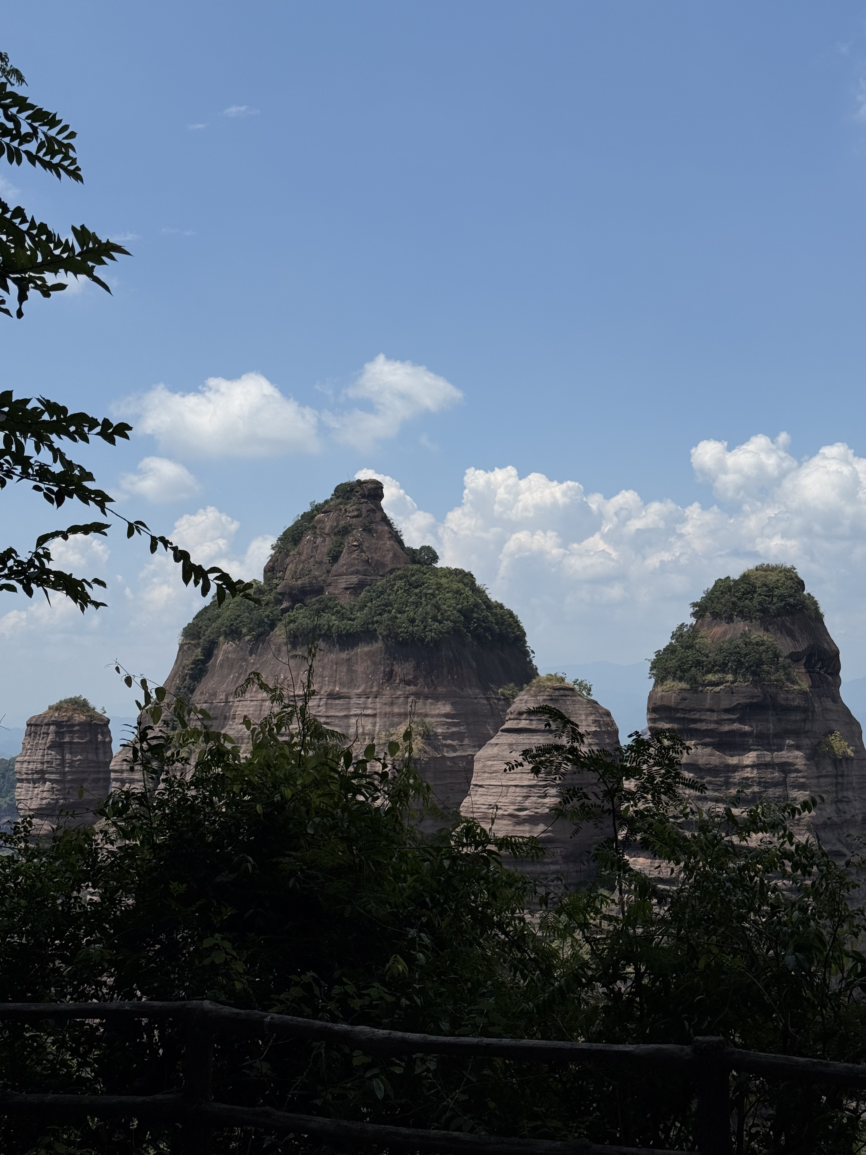 周末徒步｜韶关丹霞山巴寨 全程路线往返8公里
路线相对成熟 基本都是比较好走的石板台阶
快到山顶的时候需要经过一小段比较陡的阶梯
不过也还好 慢慢走就可以
☀️一路上遮挡较少 记得做好防晒！！
	
到山顶吹着风整个人都舒爽了
景色超级丰富 典型的丹霞地貌
红色岩壁超级出片
简直就是大自然的艺术品
	
⚠️全程无补给 带好充足的水和食物
一定要穿防滑的鞋子！！
可以多备一套衣服 下山更换 会很舒服
	
🕹️定位：韶光丹霞山巴寨聚福农庄
我们是从广州出发 高铁到达后再打车 很好约车
不过路况比较弯弯绕 晕车的小伙伴要注意下
	
#周末户外 #周末徒步 #一周一山 #巴寨#韶关丹霞山 #户外爬山徒步 #户外薯 @.33