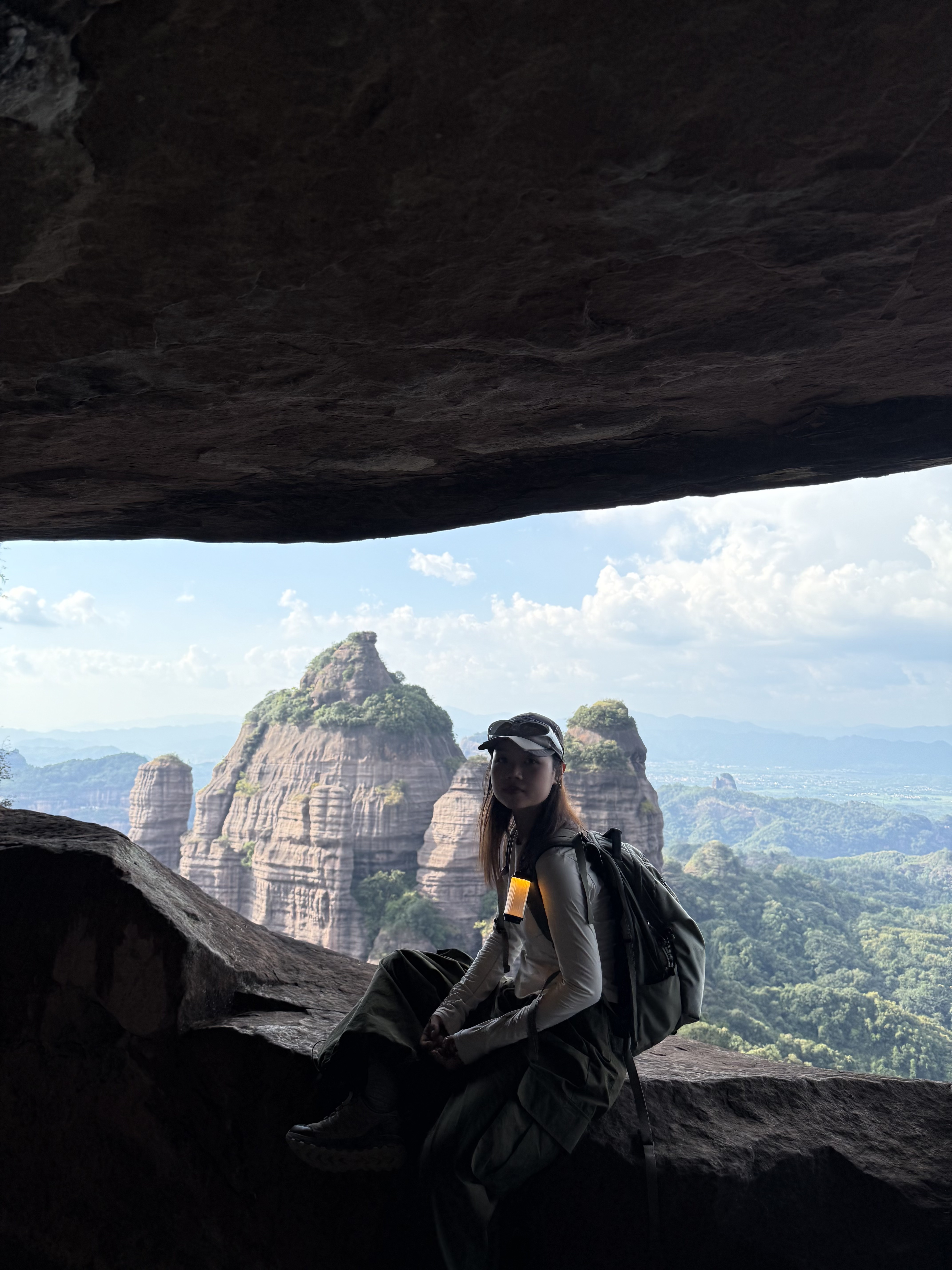 周末徒步｜韶关丹霞山巴寨 全程路线往返8公里
路线相对成熟 基本都是比较好走的石板台阶
快到山顶的时候需要经过一小段比较陡的阶梯
不过也还好 慢慢走就可以
☀️一路上遮挡较少 记得做好防晒！！
	
到山顶吹着风整个人都舒爽了
景色超级丰富 典型的丹霞地貌
红色岩壁超级出片
简直就是大自然的艺术品
	
⚠️全程无补给 带好充足的水和食物
一定要穿防滑的鞋子！！
可以多备一套衣服 下山更换 会很舒服
	
🕹️定位：韶光丹霞山巴寨聚福农庄
我们是从广州出发 高铁到达后再打车 很好约车
不过路况比较弯弯绕 晕车的小伙伴要注意下
	
#周末户外 #周末徒步 #一周一山 #巴寨#韶关丹霞山 #户外爬山徒步 #户外薯 @.33