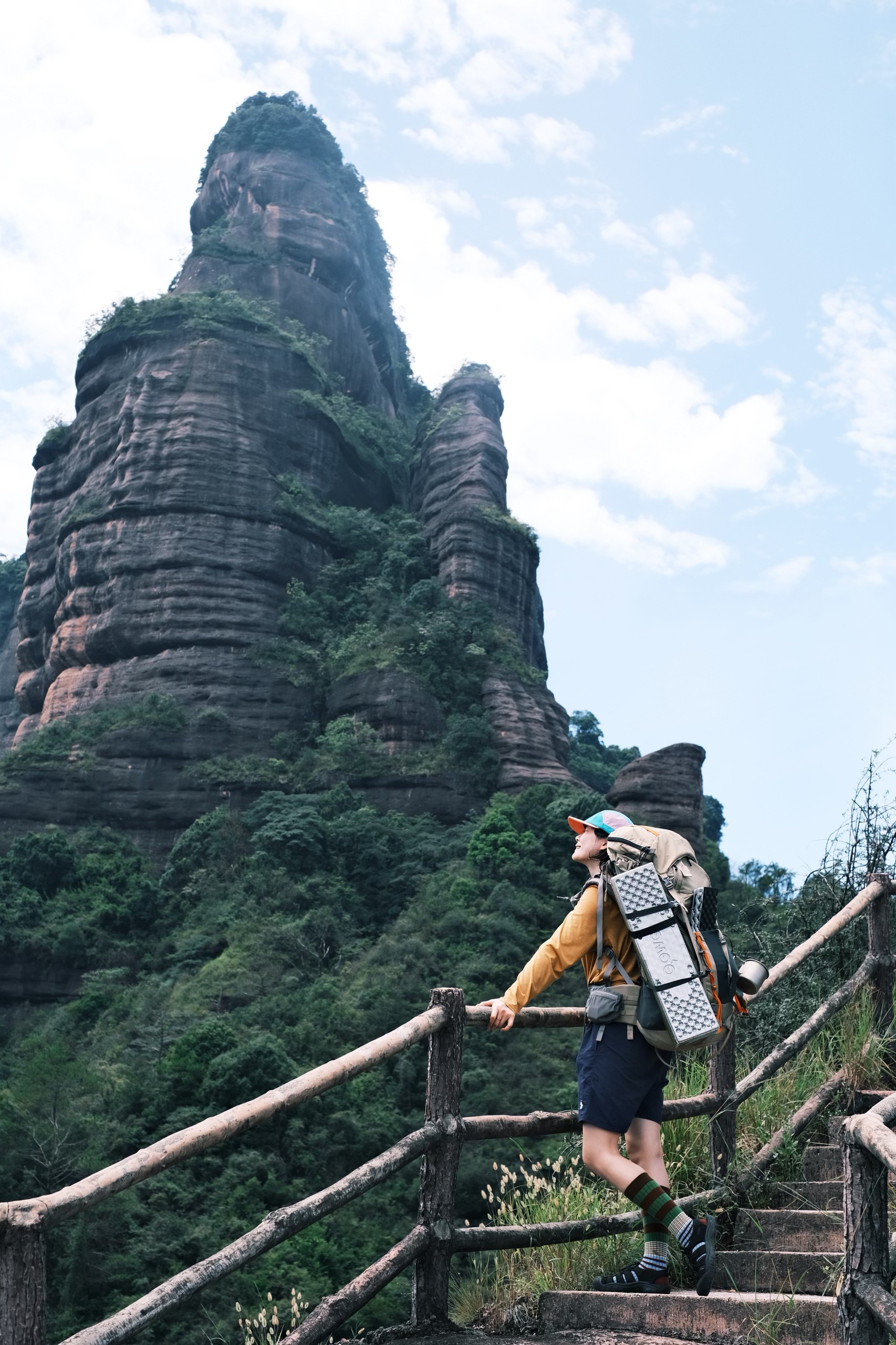 我找到了异世界的入口🪨 记录一下长沙周末出发特种兵两日游
	
🚄长沙站—韶关站
🚗韶关站-丹霞巴寨停车场（来回顺风车都很多）
	
山脚下开爬 起点会经过山脚下一个阿姨的凉粉小铺，冰冰凉凉很好吃！阿姨还会给我们摘她种的百香果吃 带到山顶腌肉很绝！
	
除了快到营地的那一小段很陡，其他都是比较好走的石板台阶，除了早晚都会比较晒，遮挡较少，记得带防晒🌞走走停停2-3h到山顶
	
山顶露营的人不是很多，当天一共7顶帐篷⛺️ 第一层有两个独立帐篷位，还有一长排帐篷位。第二层有一个独立观景台可以搭比较窄的帐篷，视野很好。遇到了很可爱的朋友们邀请我们一起吃晚饭！他们带了西瓜哈密瓜还有老母鸡炖汤！在山顶吃得也太香了！我带了10个鸡翅，正好10个人，怎么不算缘分呢～
	
早上的日出真的超级美！远处有一些淡淡的云雾，虽然不多但是也足够惊艳了！没想到海拔400m也能看到这么美的景！感觉比这个短的路线没有这么美的，比这个美的路线没有这么短的！很值得一来！下次还来！
	
🎒 过夜装备、食物（废弃景区无补给）、2h水（夏天）、护膝、登山杖、遮阳帽
	
#徒步 #徒步丈量世界 #户外徒步 #户外 #露营 #巴寨 #韶关 #韶关徒步 #韶关巴寨 @小琪的流浪日记