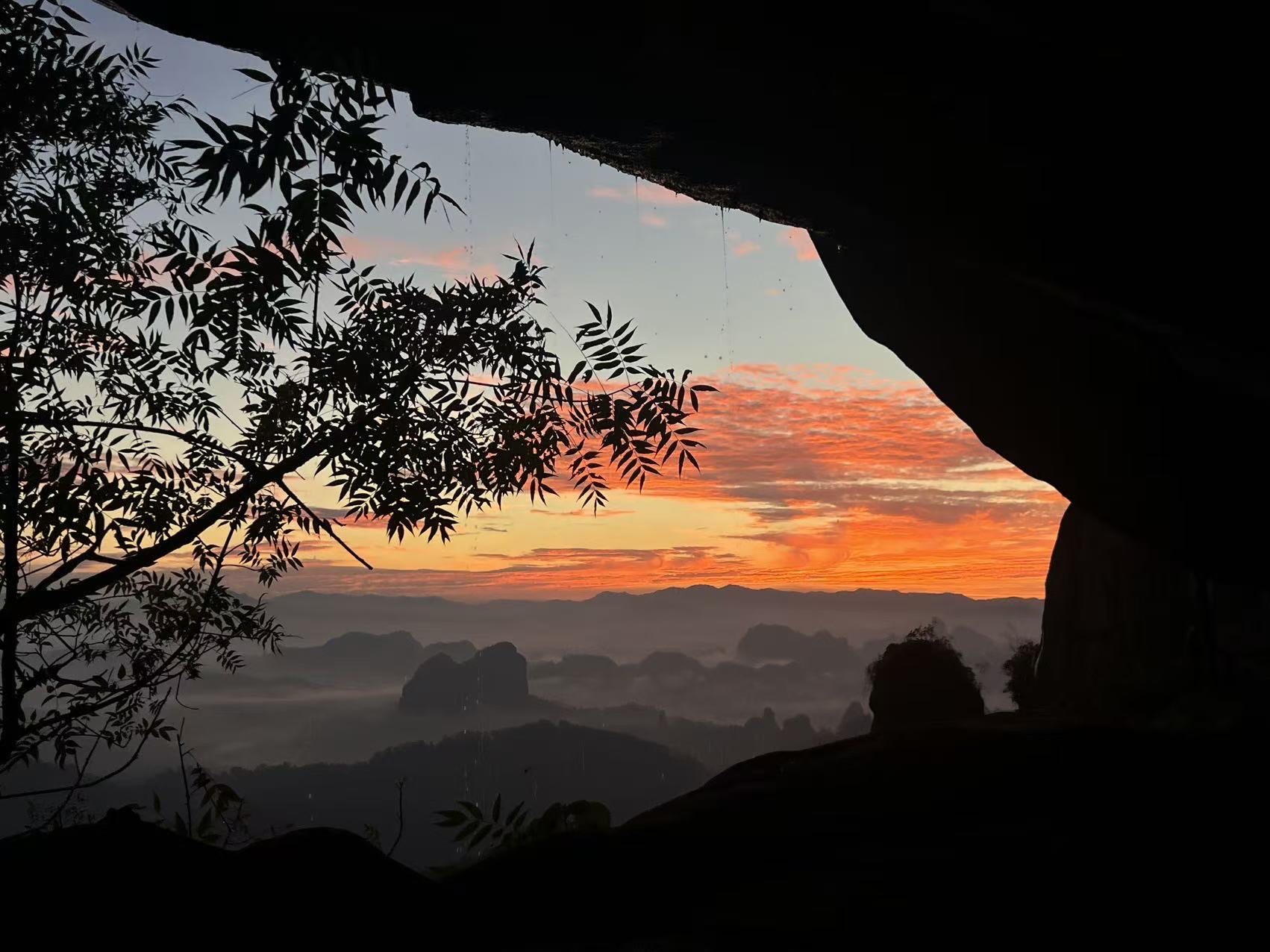 我找到了异世界的入口🪨 记录一下长沙周末出发特种兵两日游
	
🚄长沙站—韶关站
🚗韶关站-丹霞巴寨停车场（来回顺风车都很多）
	
山脚下开爬 起点会经过山脚下一个阿姨的凉粉小铺，冰冰凉凉很好吃！阿姨还会给我们摘她种的百香果吃 带到山顶腌肉很绝！
	
除了快到营地的那一小段很陡，其他都是比较好走的石板台阶，除了早晚都会比较晒，遮挡较少，记得带防晒🌞走走停停2-3h到山顶
	
山顶露营的人不是很多，当天一共7顶帐篷⛺️ 第一层有两个独立帐篷位，还有一长排帐篷位。第二层有一个独立观景台可以搭比较窄的帐篷，视野很好。遇到了很可爱的朋友们邀请我们一起吃晚饭！他们带了西瓜哈密瓜还有老母鸡炖汤！在山顶吃得也太香了！我带了10个鸡翅，正好10个人，怎么不算缘分呢～
	
早上的日出真的超级美！远处有一些淡淡的云雾，虽然不多但是也足够惊艳了！没想到海拔400m也能看到这么美的景！感觉比这个短的路线没有这么美的，比这个美的路线没有这么短的！很值得一来！下次还来！
	
🎒 过夜装备、食物（废弃景区无补给）、2h水（夏天）、护膝、登山杖、遮阳帽
	
#徒步 #徒步丈量世界 #户外徒步 #户外 #露营 #巴寨 #韶关 #韶关徒步 #韶关巴寨 @小琪的流浪日记
