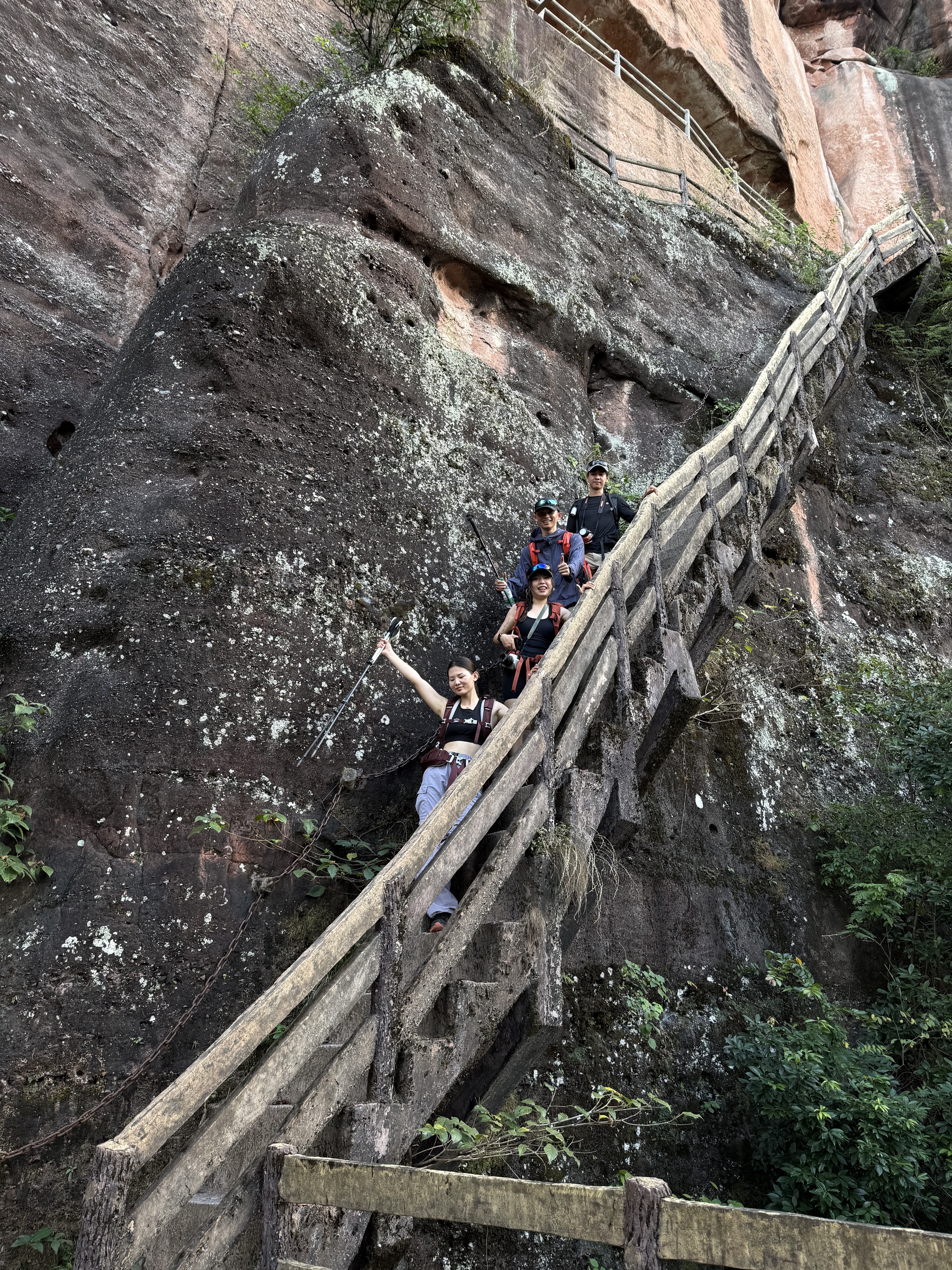 周末徒步｜韶关丹霞山巴寨 全程路线往返8公里
路线相对成熟 基本都是比较好走的石板台阶
快到山顶的时候需要经过一小段比较陡的阶梯
不过也还好 慢慢走就可以
☀️一路上遮挡较少 记得做好防晒！！
	
到山顶吹着风整个人都舒爽了
景色超级丰富 典型的丹霞地貌
红色岩壁超级出片
简直就是大自然的艺术品
	
⚠️全程无补给 带好充足的水和食物
一定要穿防滑的鞋子！！
可以多备一套衣服 下山更换 会很舒服
	
🕹️定位：韶光丹霞山巴寨聚福农庄
我们是从广州出发 高铁到达后再打车 很好约车
不过路况比较弯弯绕 晕车的小伙伴要注意下
	
#周末户外 #周末徒步 #一周一山 #巴寨#韶关丹霞山 #户外爬山徒步 #户外薯 @.33