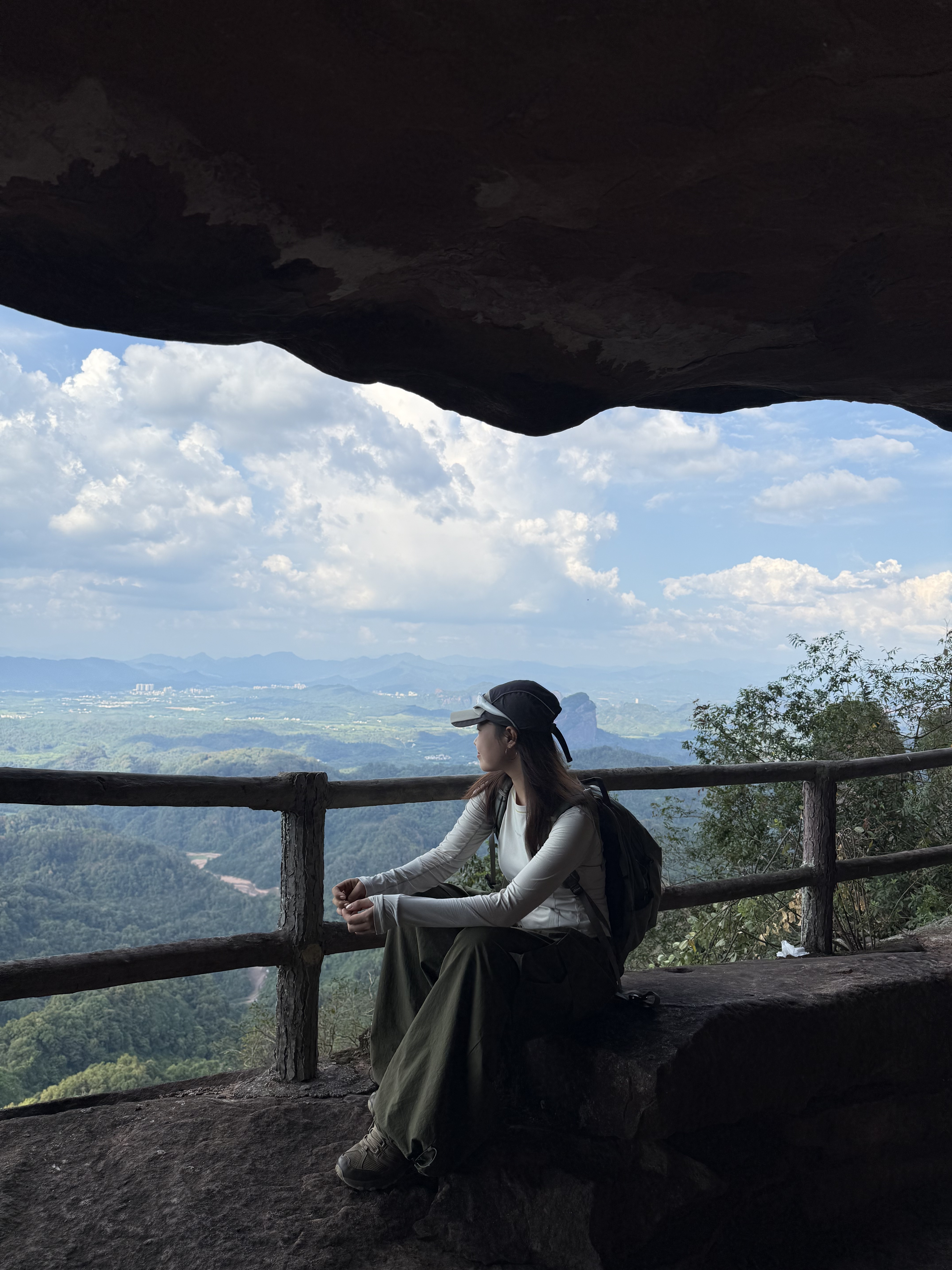 周末徒步｜韶关丹霞山巴寨 全程路线往返8公里
路线相对成熟 基本都是比较好走的石板台阶
快到山顶的时候需要经过一小段比较陡的阶梯
不过也还好 慢慢走就可以
☀️一路上遮挡较少 记得做好防晒！！
	
到山顶吹着风整个人都舒爽了
景色超级丰富 典型的丹霞地貌
红色岩壁超级出片
简直就是大自然的艺术品
	
⚠️全程无补给 带好充足的水和食物
一定要穿防滑的鞋子！！
可以多备一套衣服 下山更换 会很舒服
	
🕹️定位：韶光丹霞山巴寨聚福农庄
我们是从广州出发 高铁到达后再打车 很好约车
不过路况比较弯弯绕 晕车的小伙伴要注意下
	
#周末户外 #周末徒步 #一周一山 #巴寨#韶关丹霞山 #户外爬山徒步 #户外薯 @.33