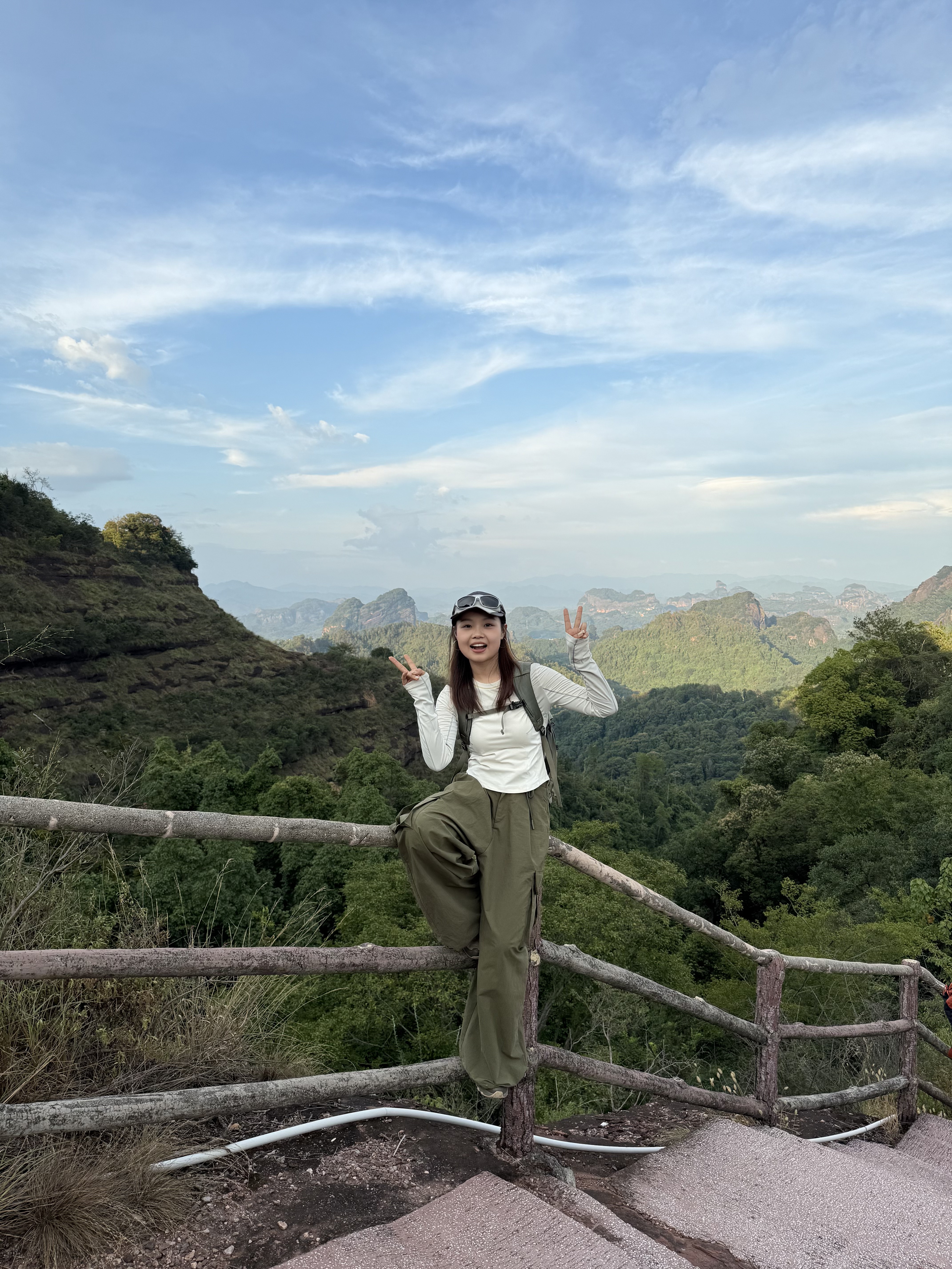 周末徒步｜韶关丹霞山巴寨 全程路线往返8公里
路线相对成熟 基本都是比较好走的石板台阶
快到山顶的时候需要经过一小段比较陡的阶梯
不过也还好 慢慢走就可以
☀️一路上遮挡较少 记得做好防晒！！
	
到山顶吹着风整个人都舒爽了
景色超级丰富 典型的丹霞地貌
红色岩壁超级出片
简直就是大自然的艺术品
	
⚠️全程无补给 带好充足的水和食物
一定要穿防滑的鞋子！！
可以多备一套衣服 下山更换 会很舒服
	
🕹️定位：韶光丹霞山巴寨聚福农庄
我们是从广州出发 高铁到达后再打车 很好约车
不过路况比较弯弯绕 晕车的小伙伴要注意下
	
#周末户外 #周末徒步 #一周一山 #巴寨#韶关丹霞山 #户外爬山徒步 #户外薯 @.33