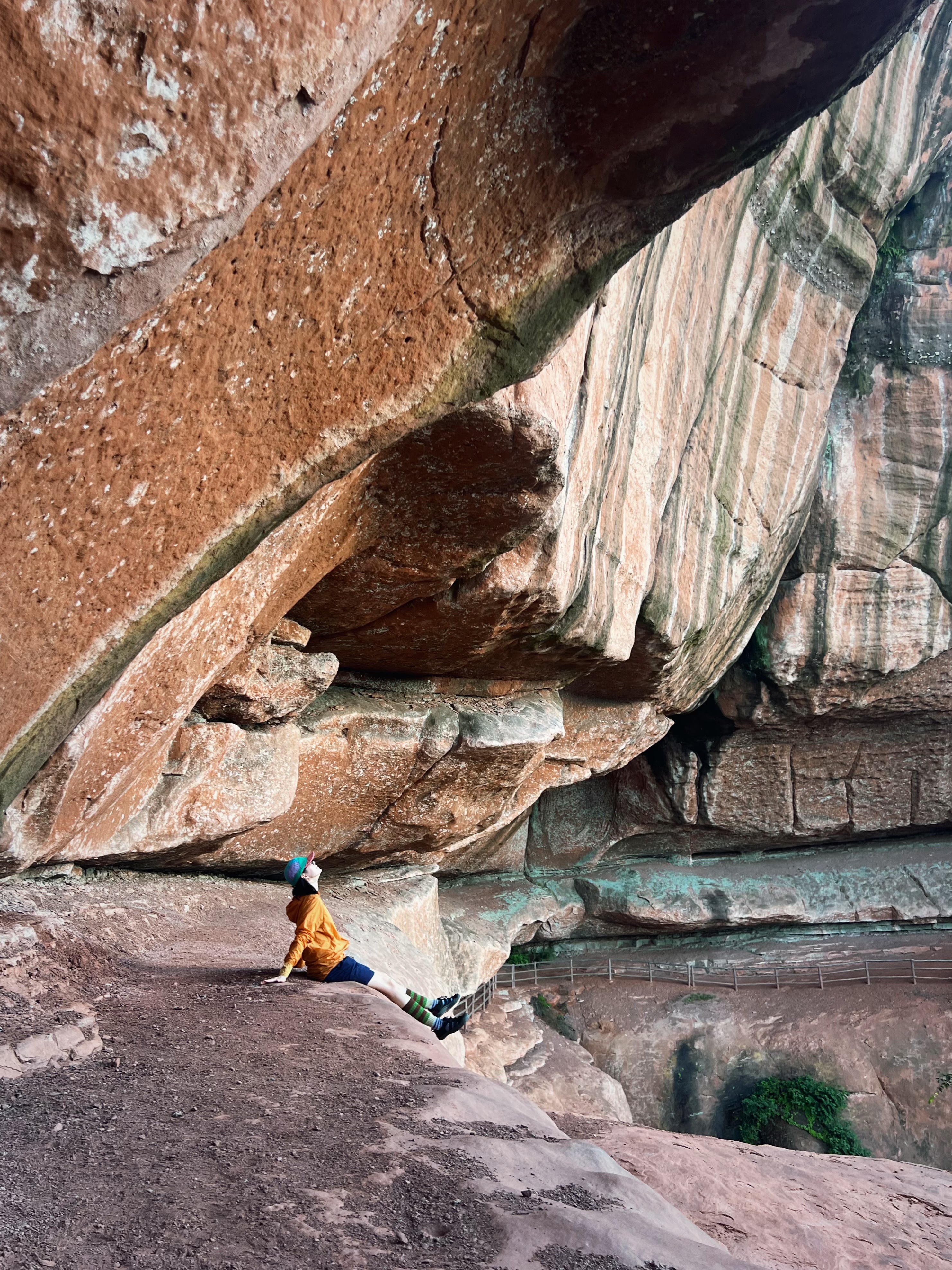 我找到了异世界的入口🪨 记录一下长沙周末出发特种兵两日游
	
🚄长沙站—韶关站
🚗韶关站-丹霞巴寨停车场（来回顺风车都很多）
	
山脚下开爬 起点会经过山脚下一个阿姨的凉粉小铺，冰冰凉凉很好吃！阿姨还会给我们摘她种的百香果吃 带到山顶腌肉很绝！
	
除了快到营地的那一小段很陡，其他都是比较好走的石板台阶，除了早晚都会比较晒，遮挡较少，记得带防晒🌞走走停停2-3h到山顶
	
山顶露营的人不是很多，当天一共7顶帐篷⛺️ 第一层有两个独立帐篷位，还有一长排帐篷位。第二层有一个独立观景台可以搭比较窄的帐篷，视野很好。遇到了很可爱的朋友们邀请我们一起吃晚饭！他们带了西瓜哈密瓜还有老母鸡炖汤！在山顶吃得也太香了！我带了10个鸡翅，正好10个人，怎么不算缘分呢～
	
早上的日出真的超级美！远处有一些淡淡的云雾，虽然不多但是也足够惊艳了！没想到海拔400m也能看到这么美的景！感觉比这个短的路线没有这么美的，比这个美的路线没有这么短的！很值得一来！下次还来！
	
🎒 过夜装备、食物（废弃景区无补给）、2h水（夏天）、护膝、登山杖、遮阳帽
	
#徒步 #徒步丈量世界 #户外徒步 #户外 #露营 #巴寨 #韶关 #韶关徒步 #韶关巴寨 @小琪的流浪日记